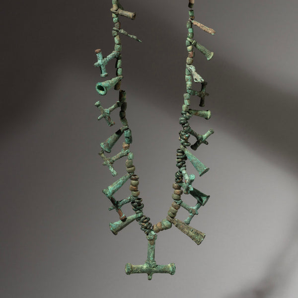 AN ANCIENT BRONZE NECKLACE WITH VERT DE GRIS PATINA FROM WEST AFRICA  (   No 2926 )