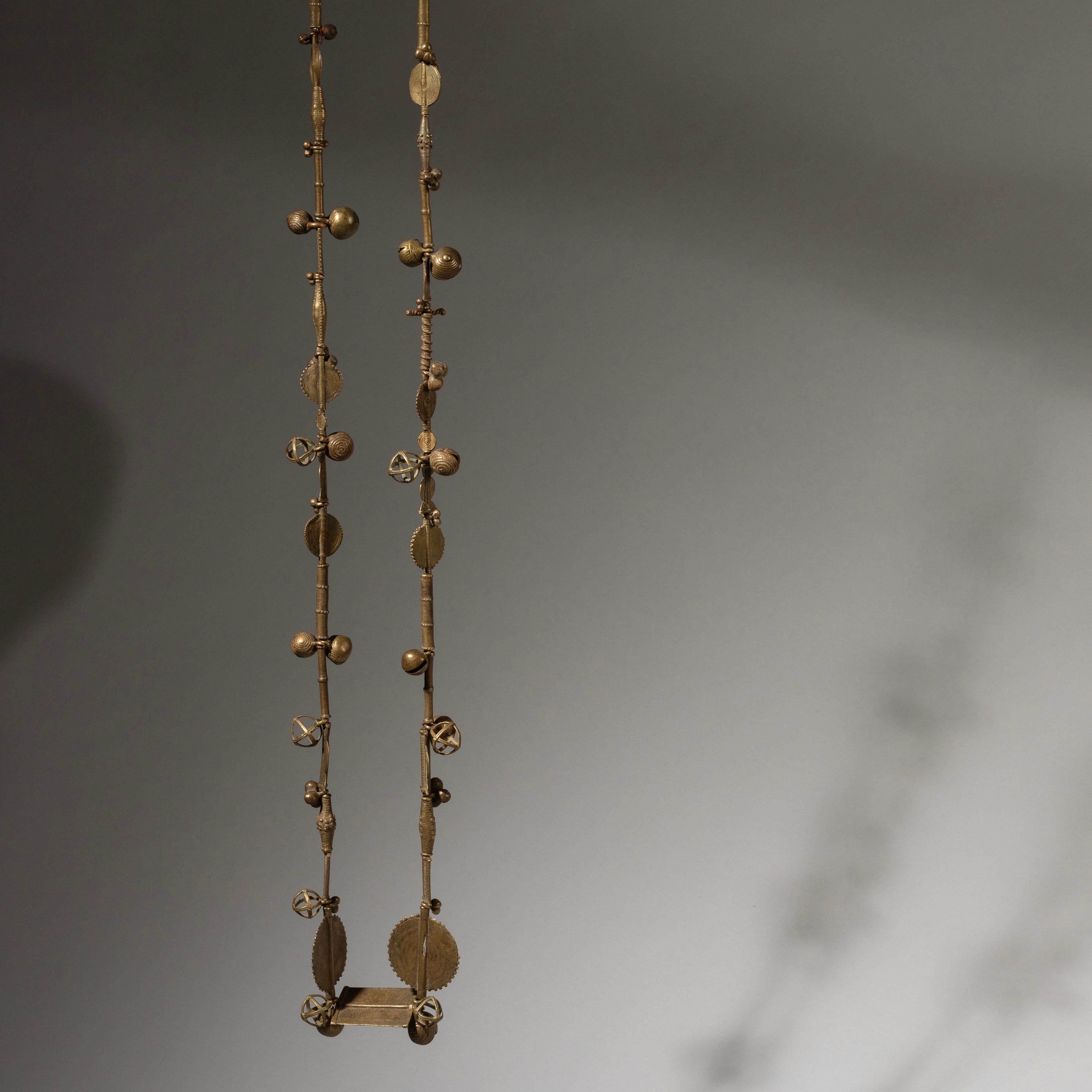 A BRILLIANT BAULE BRONZE NECKLACE WITH ANTIQUE BEADS, IVORY COAST (  No 2927 )