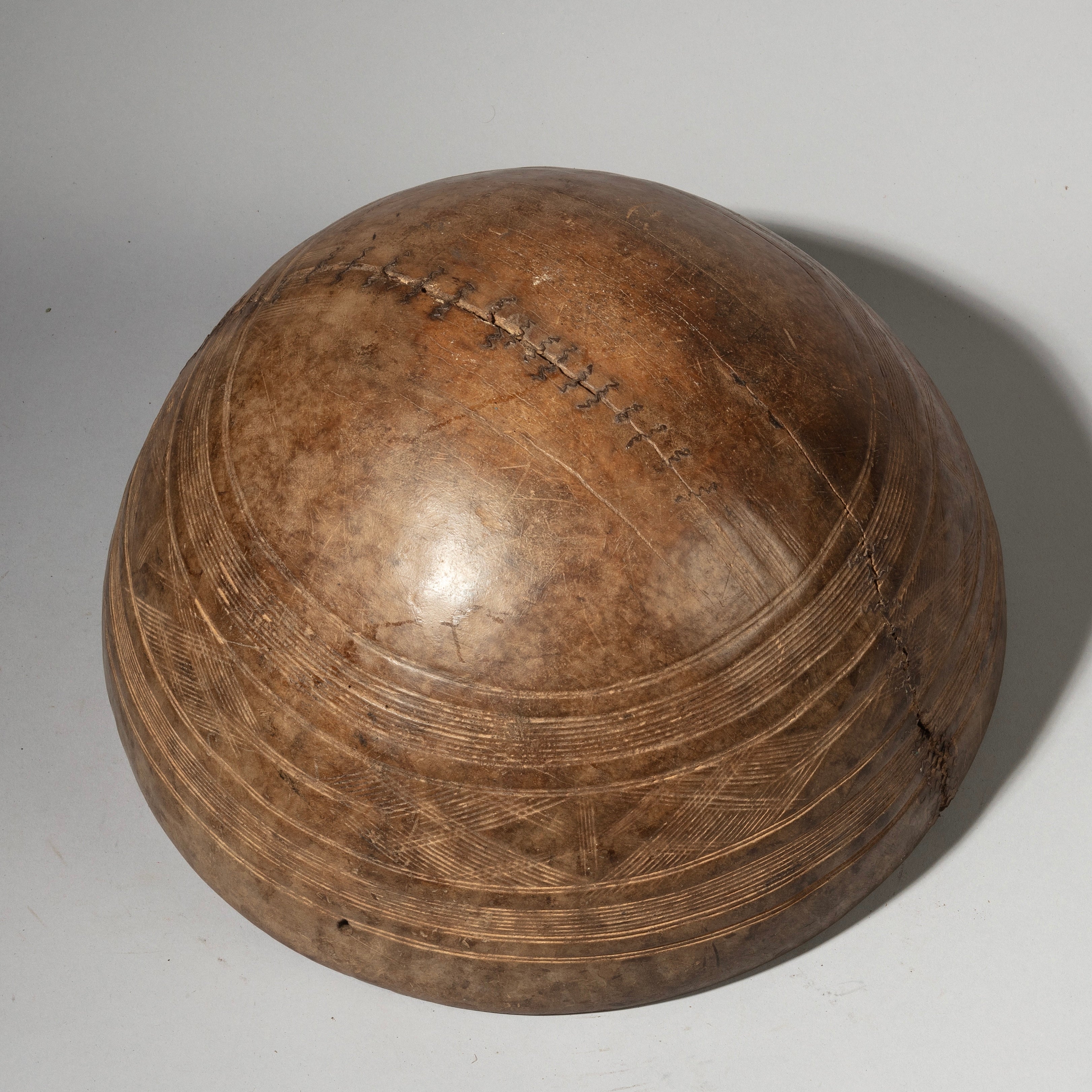 A LARGE, ROUND, DEEP WOODEN BOWL FROM TUAREG TRIBE NIGER W. AFRICA ( No 2883 )