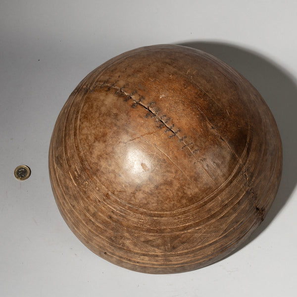 A LARGE, ROUND, DEEP WOODEN BOWL FROM TUAREG TRIBE NIGER W. AFRICA ( No 2883 )