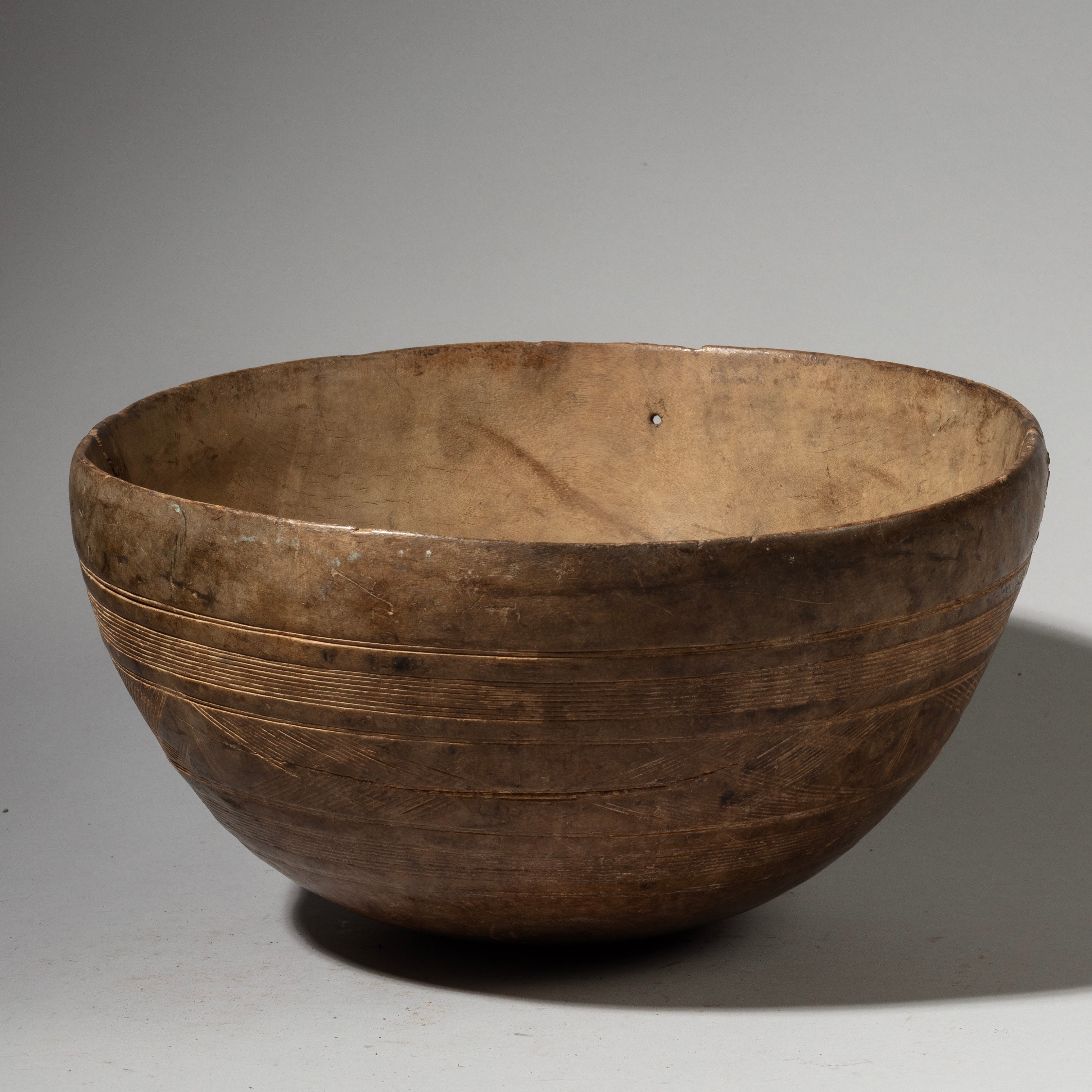 A LARGE, ROUND, DEEP WOODEN BOWL FROM TUAREG TRIBE NIGER W. AFRICA ( No 2883 )