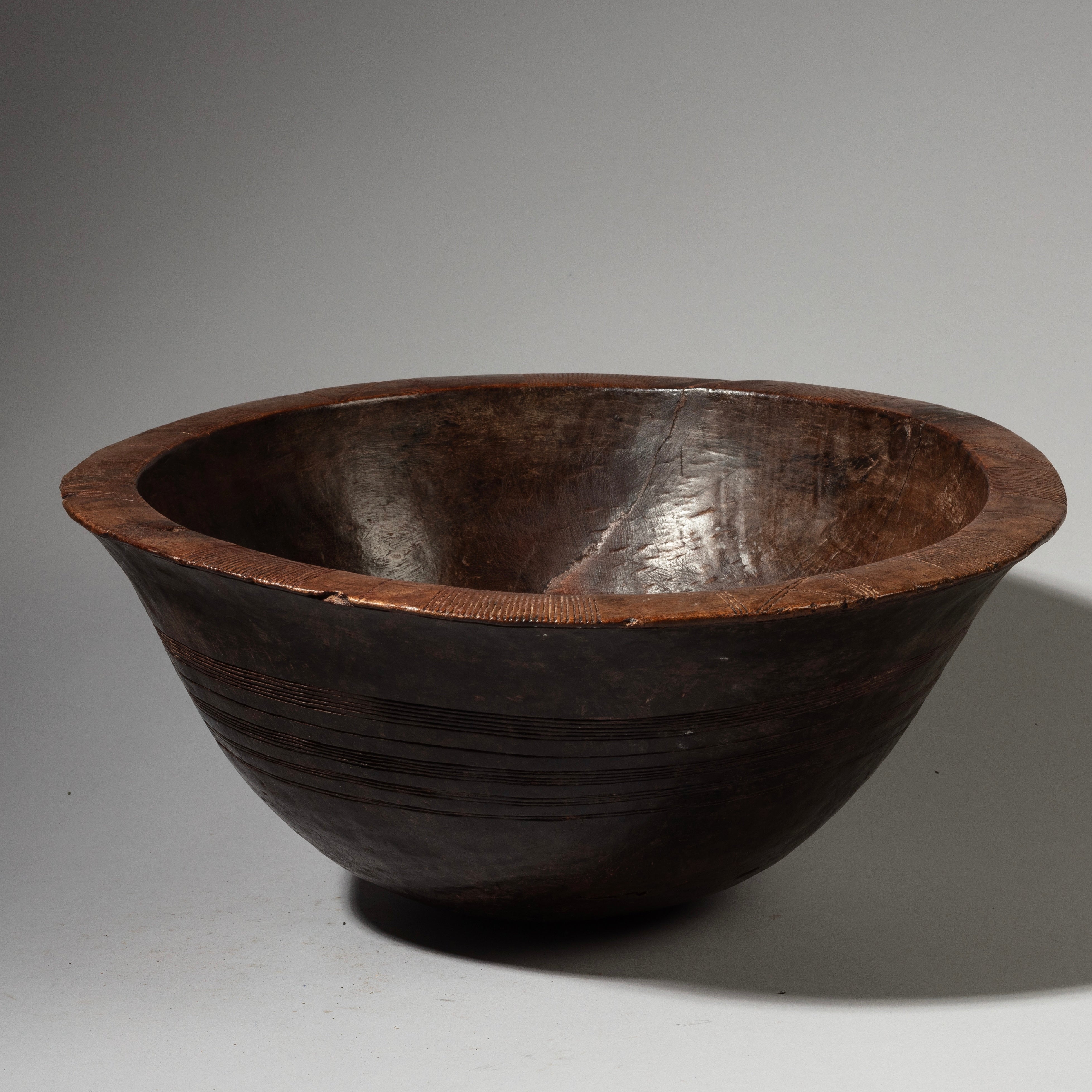 A SUPERBLY PATINATED WOODEN BOWL FROM TUAREG TRIBE NIGER W. AFRICA ( No 2882 )