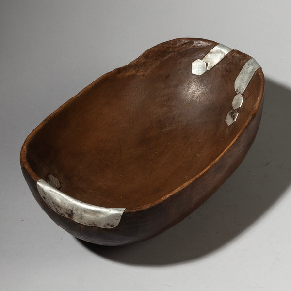 AN ARTISTIC WOODEN  BOWL FROM TUTSI TRIBE RWANDA (  No 2940 )