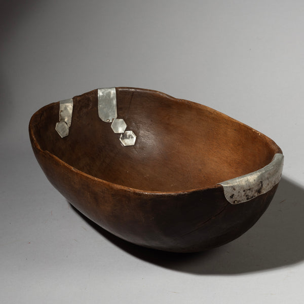 AN ARTISTIC WOODEN  BOWL FROM TUTSI TRIBE RWANDA (  No 2940 )