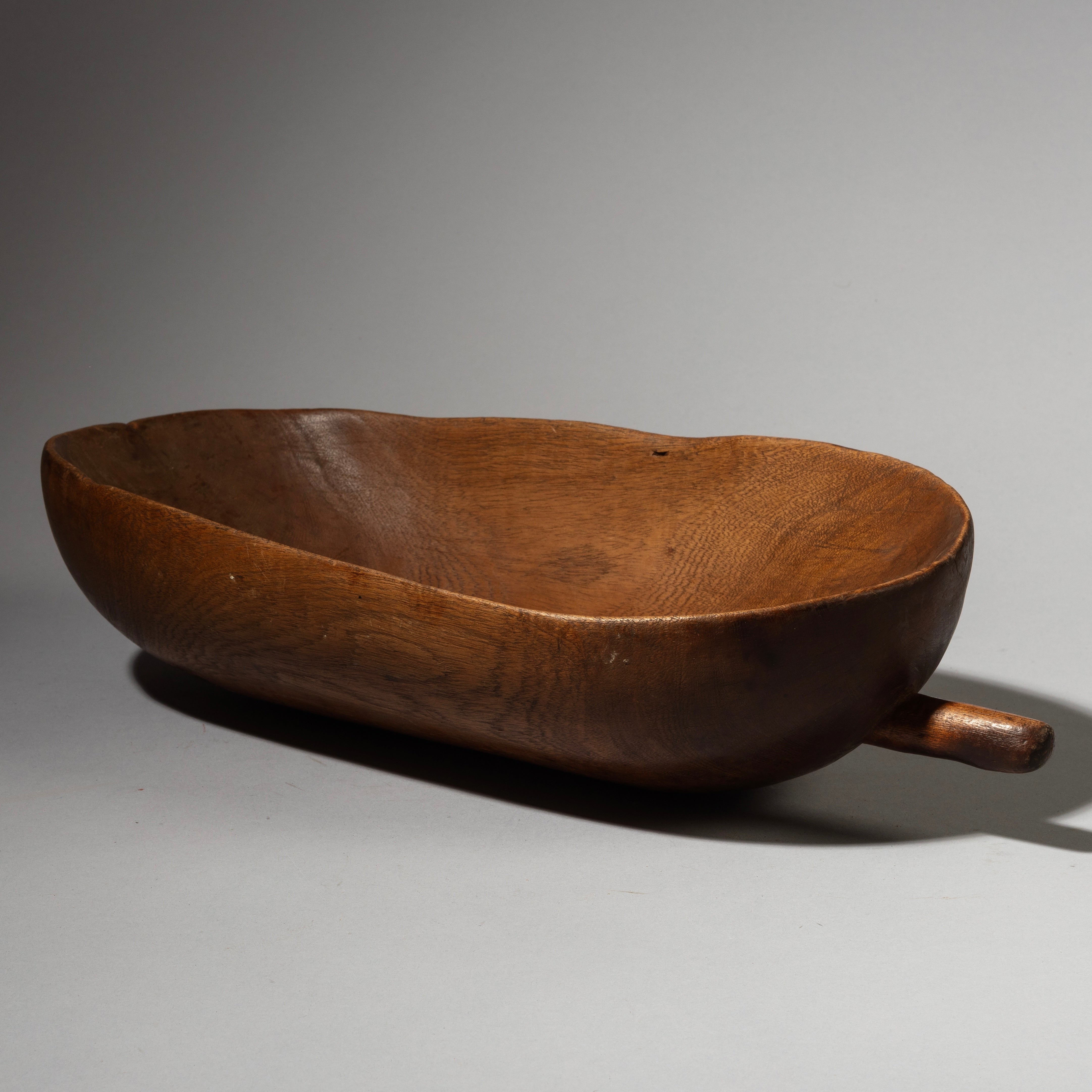 A LUSCIOUS WOODEN BOWL, TUTSI TRIBE RWANDA ( No 2942 )