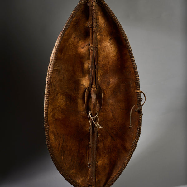 A LARGE GRAPHIC PIGMENT HIDE SHIELD, MAASAI TRIBE  E.AFRICA..EX UK COLLECTION   ( No 6293 )