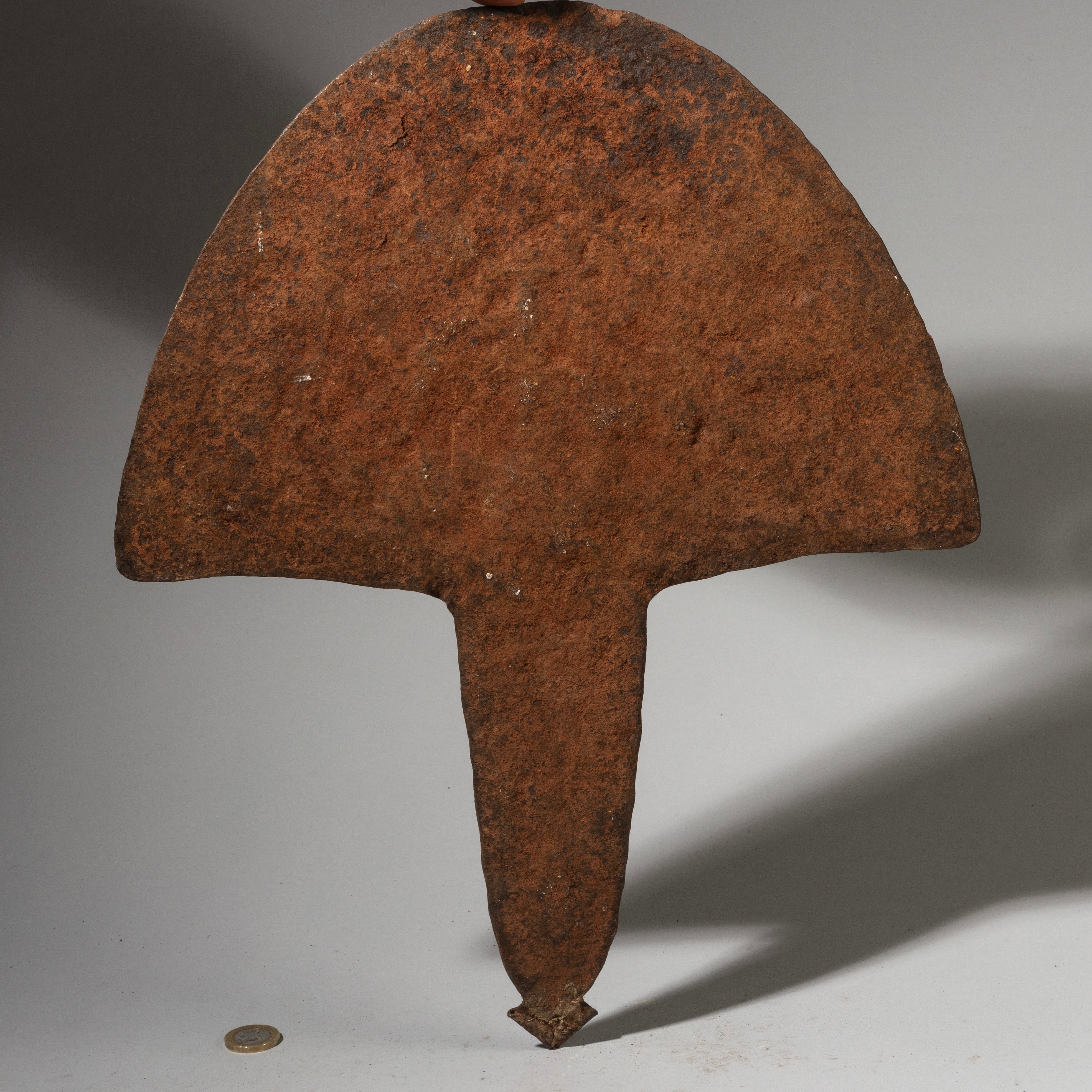 A SCULPTURAL IRON HOE CURRENCY CAMEROON, WEST AFRICA ( No 2880 )