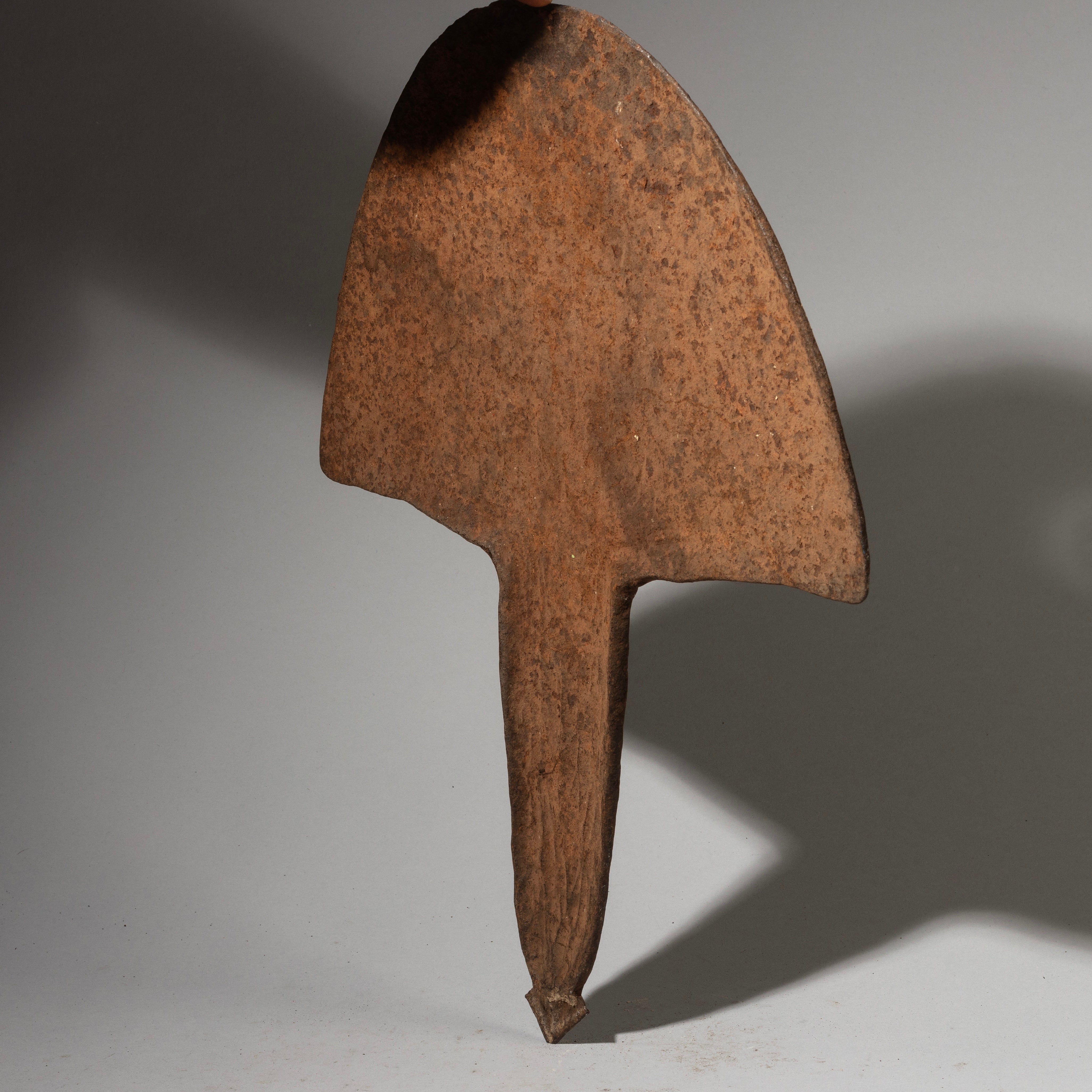 A SCULPTURAL IRON HOE CURRENCY CAMEROON, WEST AFRICA ( No 2880 )