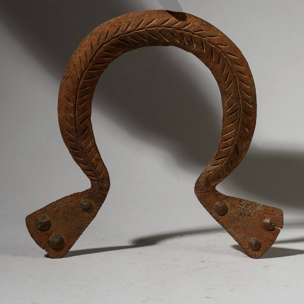 A SCULPTURAL IRON TORQUE CURRENCY MUMUYE TRIBE NIGERIA, WEST AFRICA ( No 2879 )