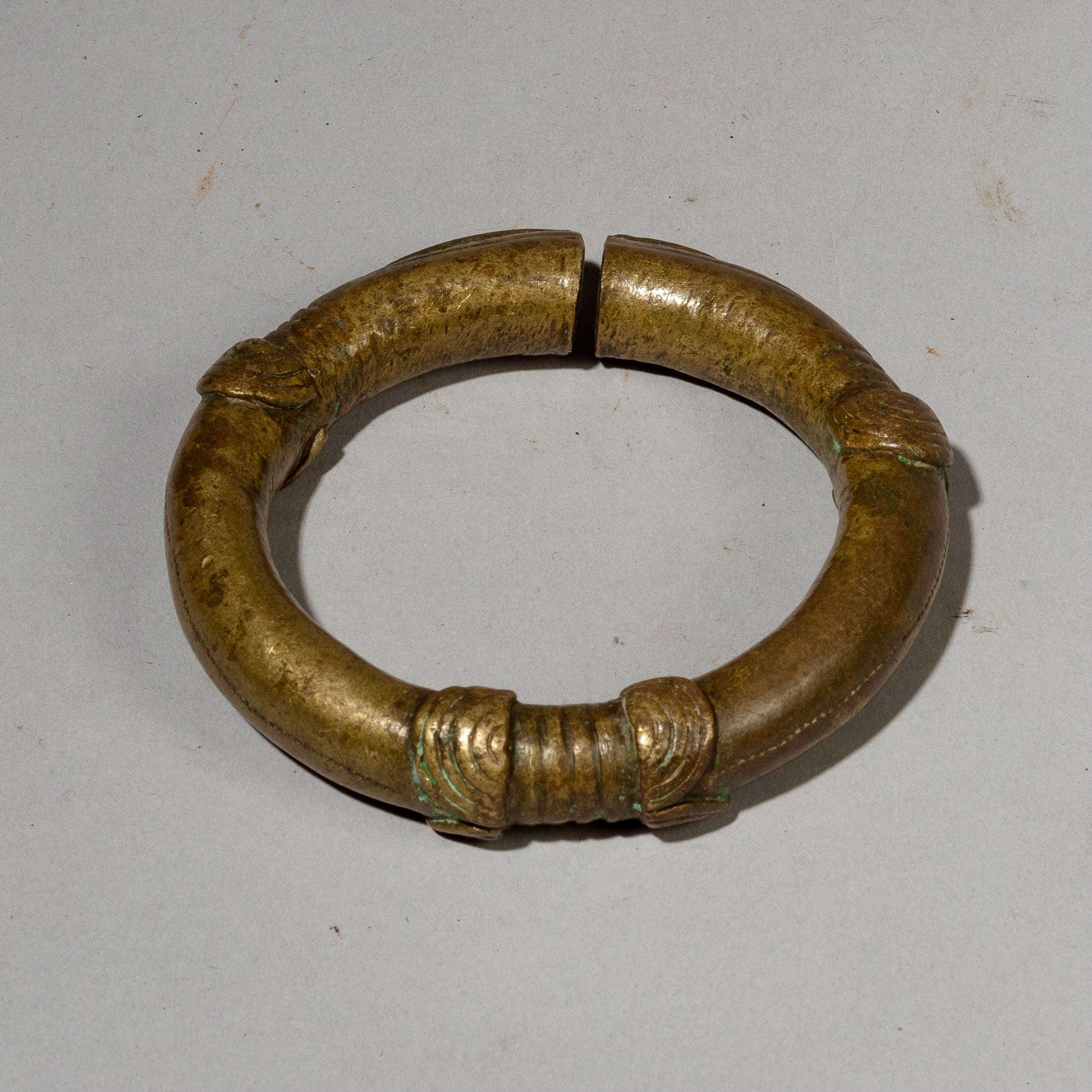 A QUALITY 19THC BRASS BANGLE, GUERRE TRIBE OF THE IVORY COAST W. AFRICA ( No 2105)