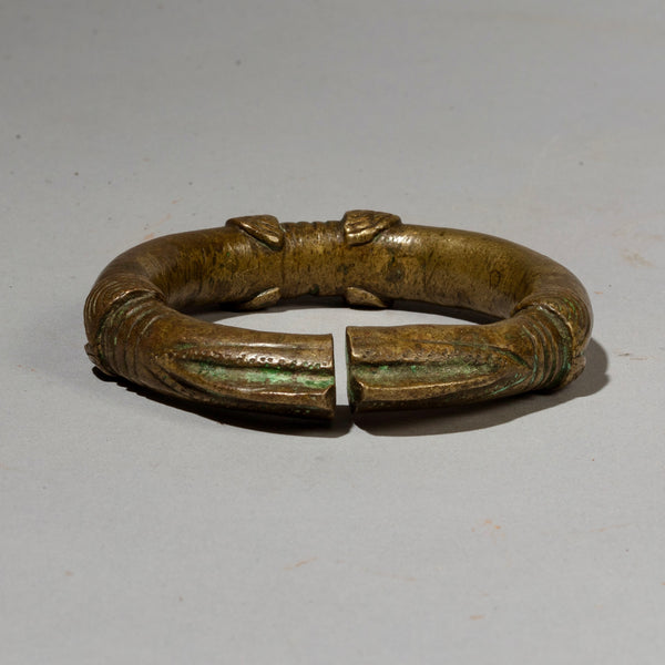 A QUALITY 19THC BRASS BANGLE, GUERRE TRIBE OF THE IVORY COAST W. AFRICA ( No 2105)