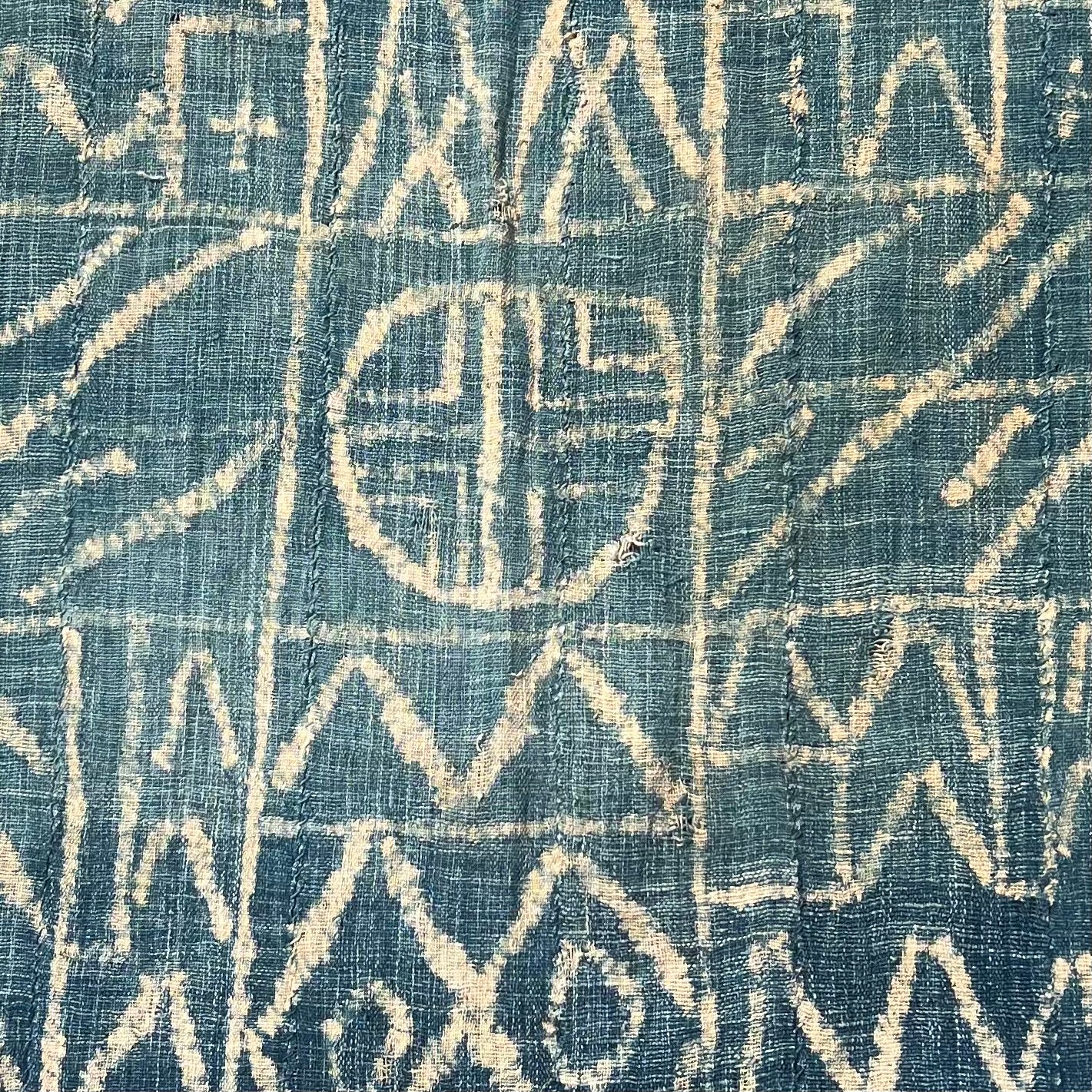 A STRIKING LARGE  NDOP RAW COTTON FABRIC FROM BAMILEKE TRIBE OF CAMEROON( No 5109 )