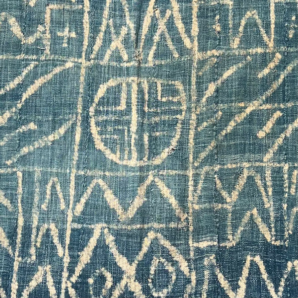 A STRIKING LARGE  NDOP RAW COTTON FABRIC FROM BAMILEKE TRIBE OF CAMEROON( No 5109 )