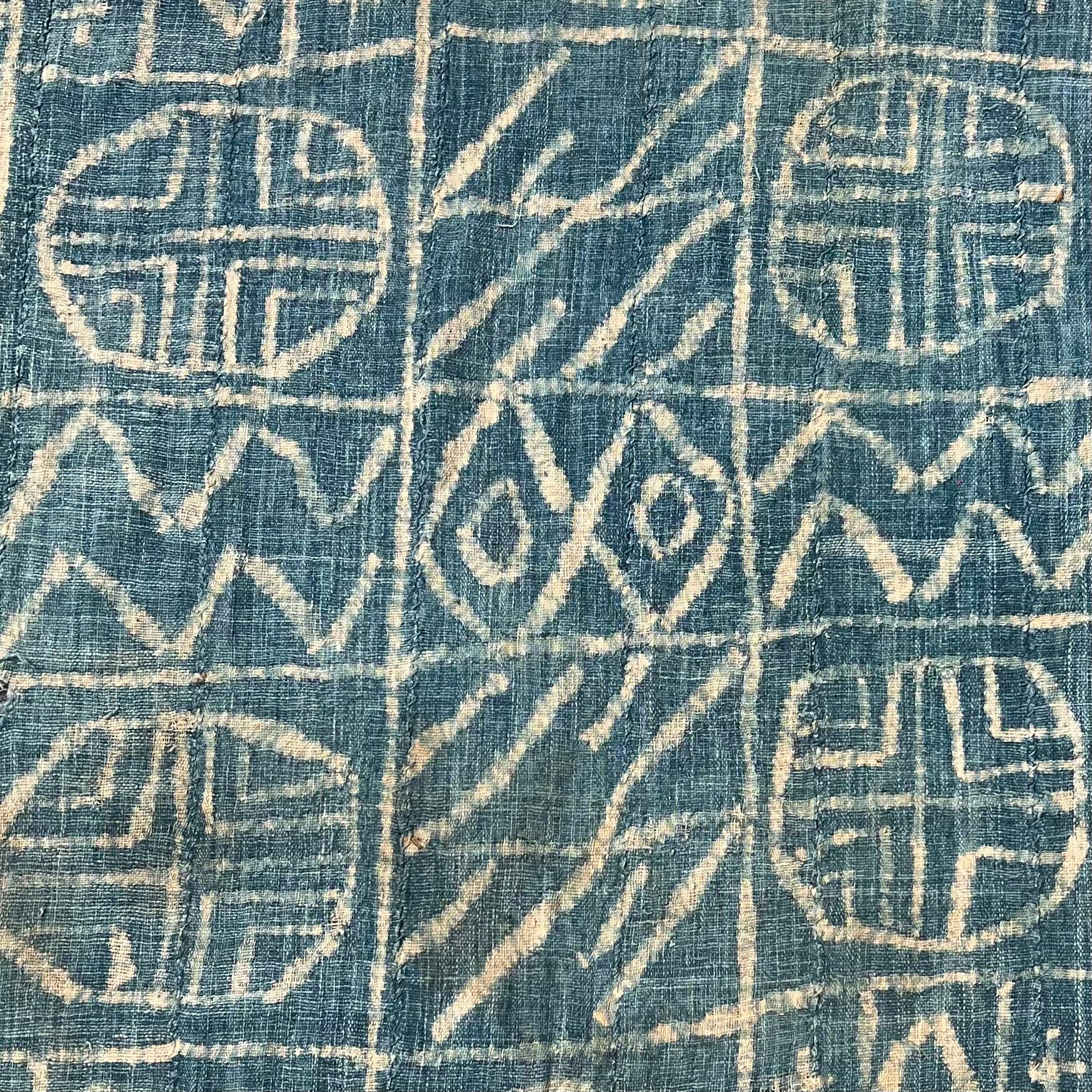 A STRIKING LARGE  NDOP RAW COTTON FABRIC FROM BAMILEKE TRIBE OF CAMEROON( No 5109 )