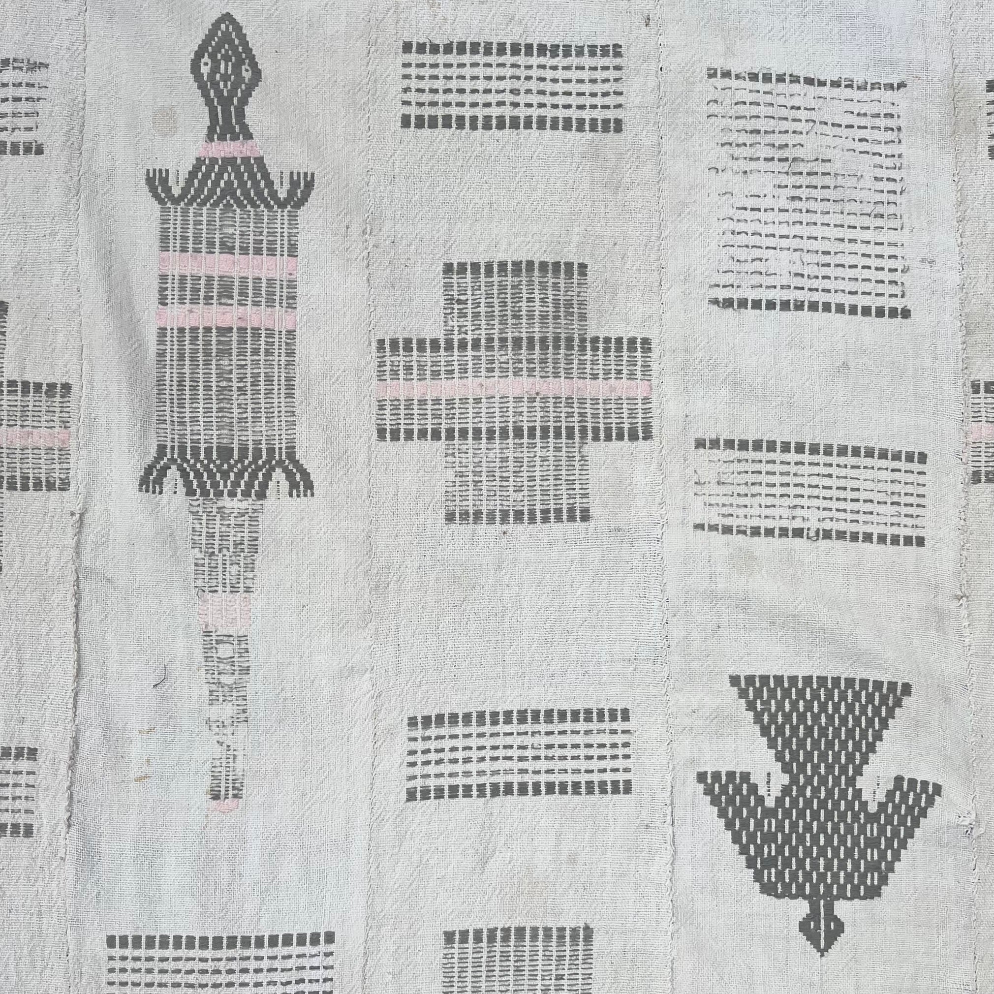 A LARGE FINE WHITE COTTON CLOTH FROM THE SENUFO YRIBE OF THE IVORY COAST  ( No 5090 )