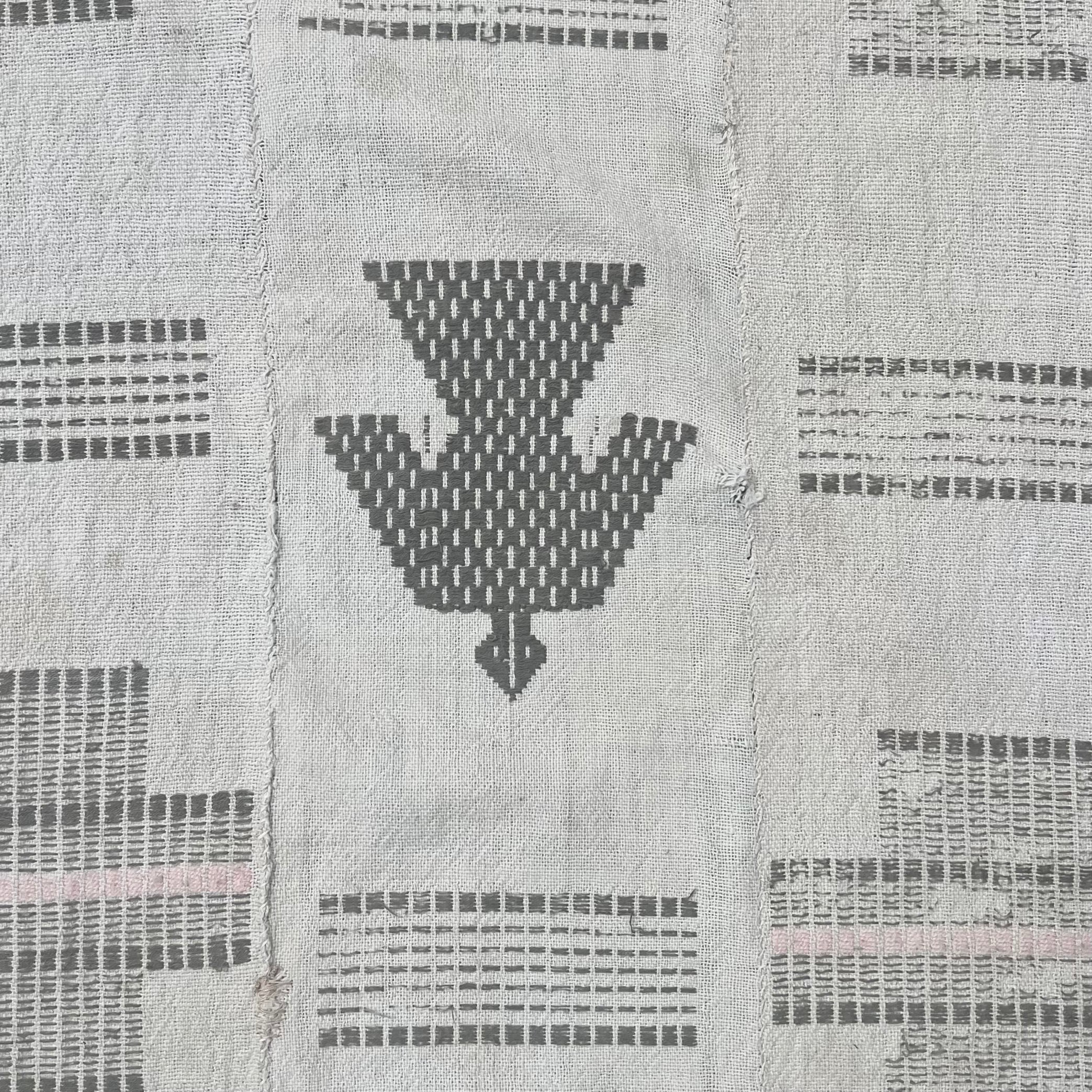 A LARGE FINE WHITE COTTON CLOTH FROM THE SENUFO YRIBE OF THE IVORY COAST  ( No 5090 )