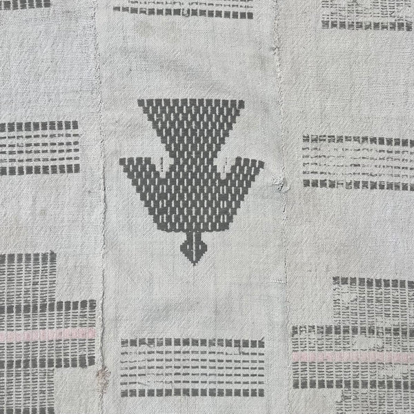 A LARGE FINE WHITE COTTON CLOTH FROM THE SENUFO YRIBE OF THE IVORY COAST  ( No 5090 )