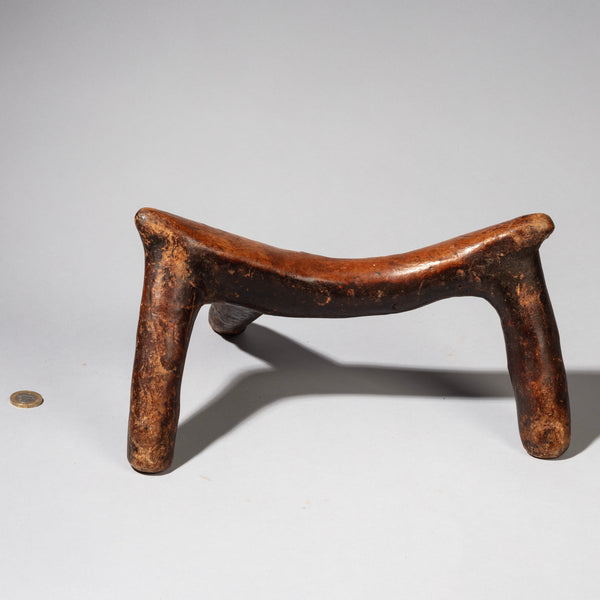 A LIZARD-LIKE 3 LEGGED HEADREST WITH CATTLE FEATURES , KENYA( No 2224)