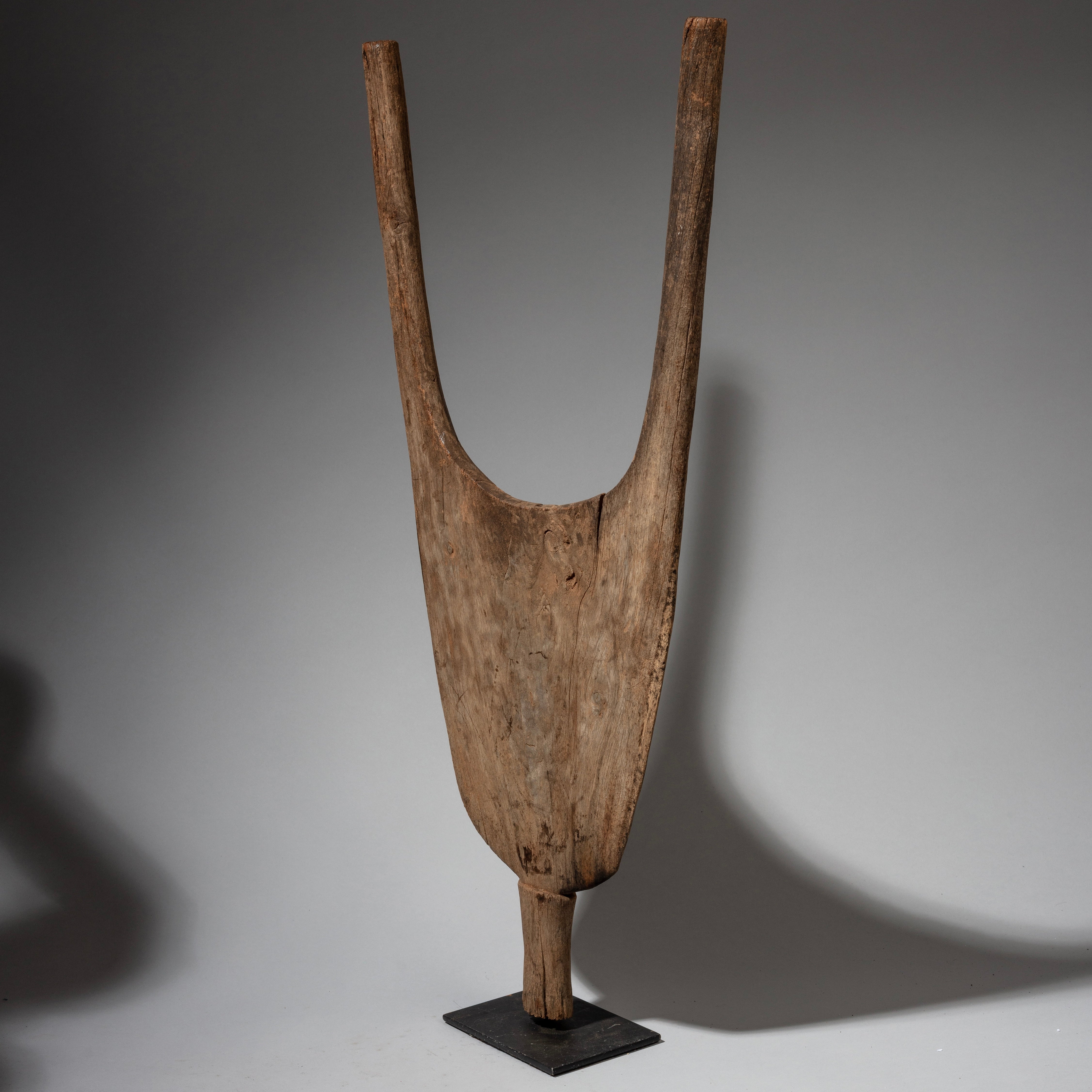 A LARGE TENT POLE, TUAREG TRIBE SAHARA, NIGER EX UK COLL ( No 4047 )