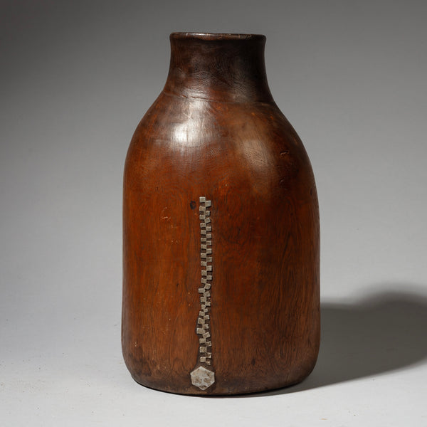 A  MEDIUM SIZED RADIANT HONEY POT FROM TUTSI TRIBE OF RWANDA E. AFRICA ( No 4052 )