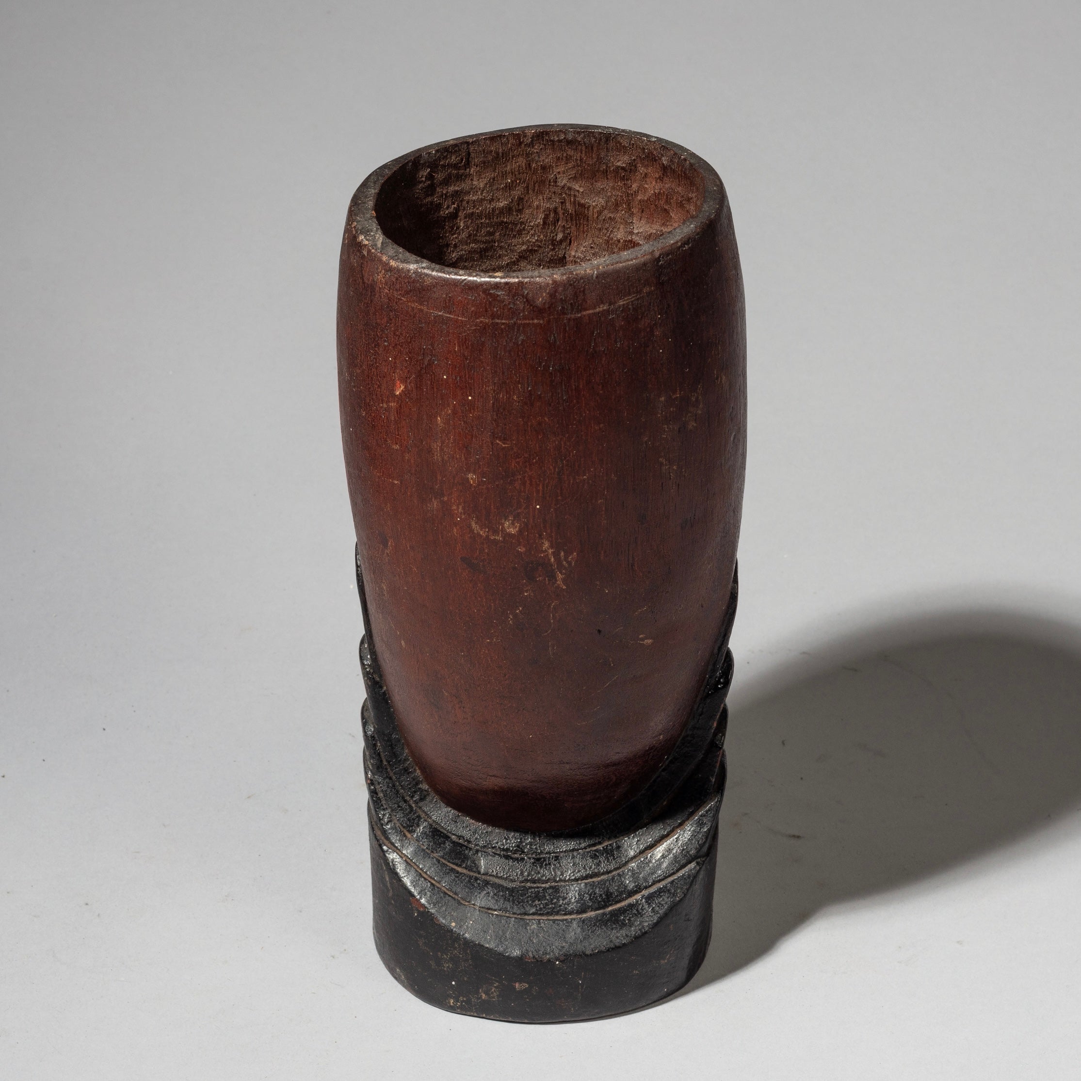 A DARK UNUSUAL VINTAGE MILK PAIL FROM ZULU TRIBE OF SOUTH AFRICA ( No 4065 )