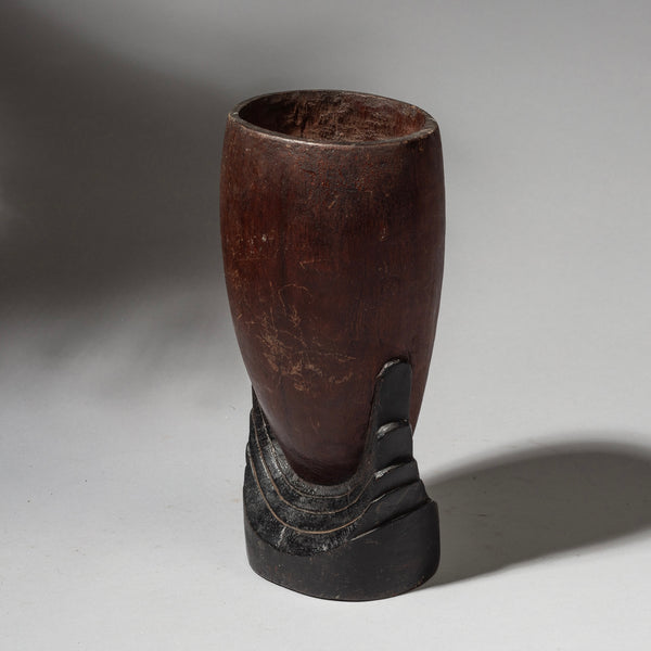 A DARK UNUSUAL VINTAGE MILK PAIL FROM ZULU TRIBE OF SOUTH AFRICA ( No 4065 )