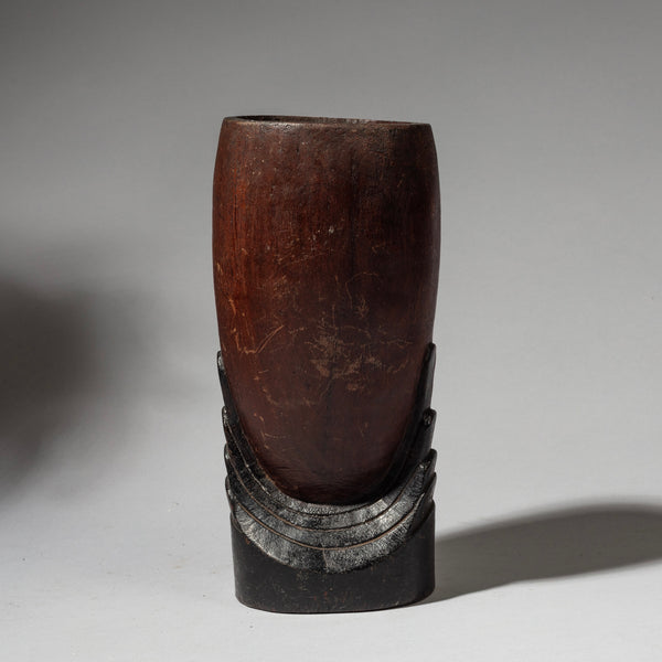 A DARK UNUSUAL VINTAGE MILK PAIL FROM ZULU TRIBE OF SOUTH AFRICA ( No 4065 )
