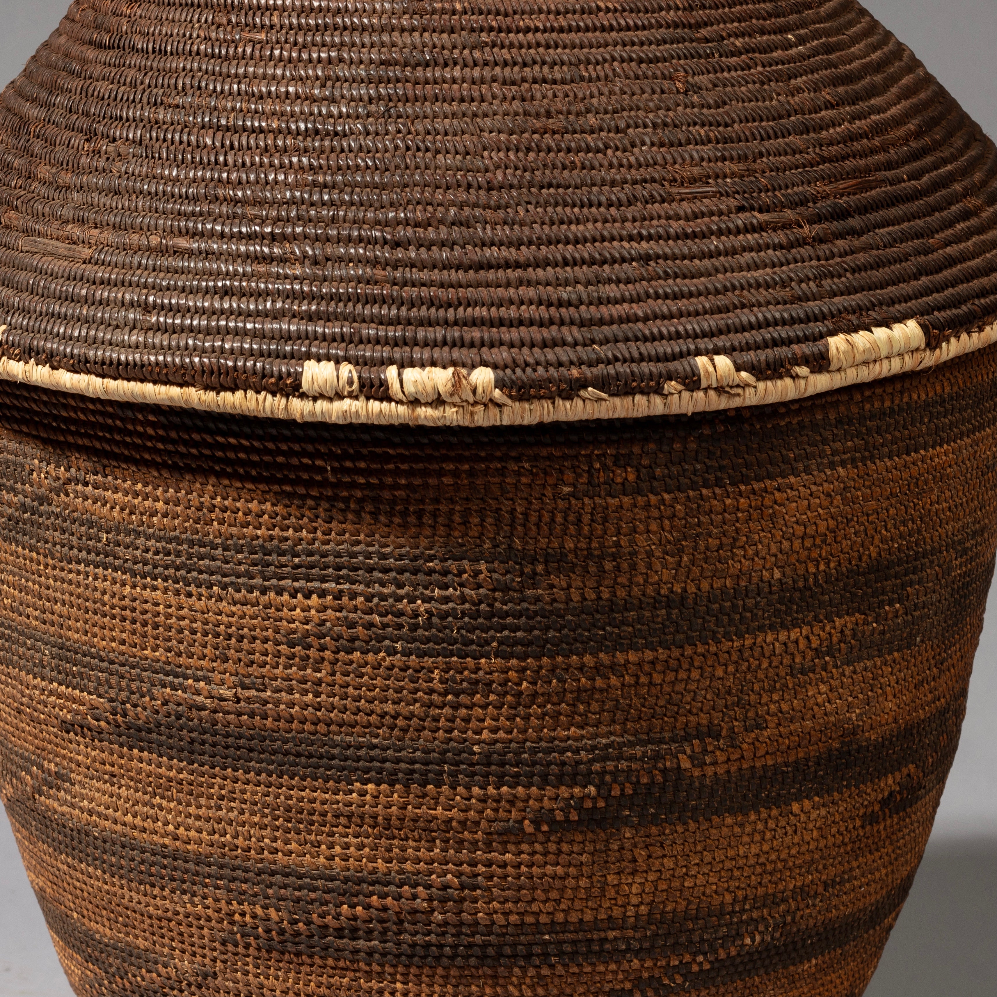 A SUPERB MEDIUM TO LARGE TUTSI BASKET ( No 2165)