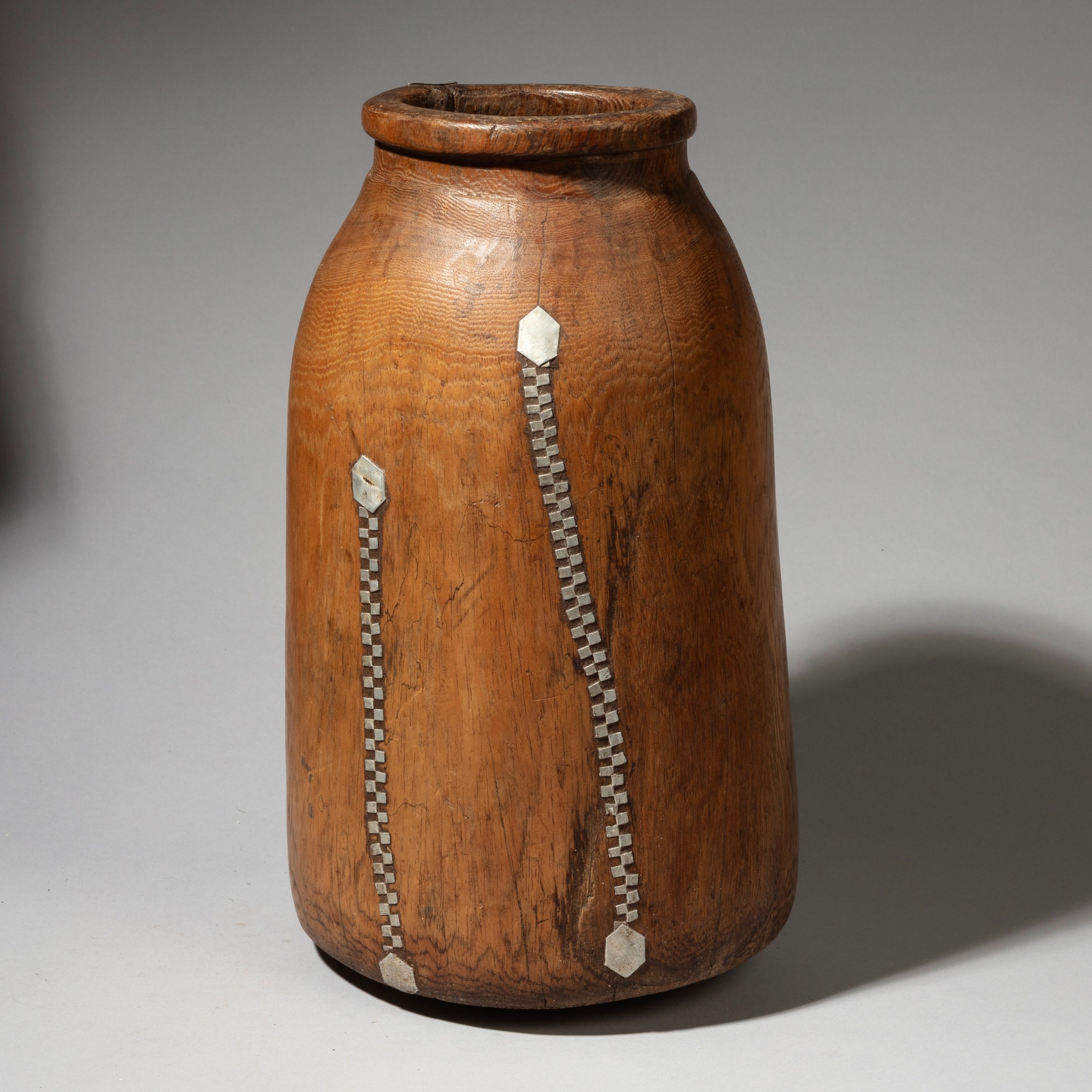 A LARGE SIZED CHARACTERFUL HONEY POT FROM TUTSI TRIBE OF RWANDA E. AFRICA ( No 4053 )
