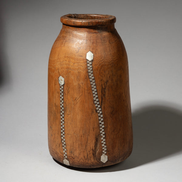 A LARGE SIZED CHARACTERFUL HONEY POT FROM TUTSI TRIBE OF RWANDA E. AFRICA ( No 4053 )
