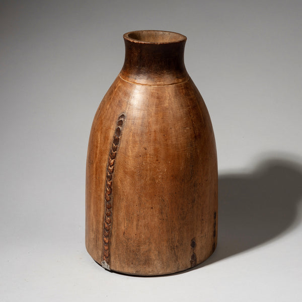 A MEDIUM SIZED SLEEK SATIN HONEY POT FROM TUTSI TRIBE OF RWANDA E. AFRICA ( No 4054 )