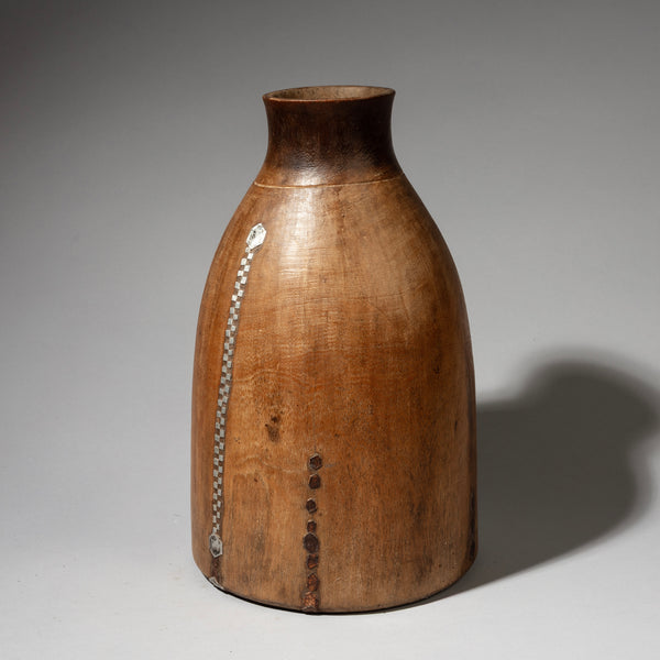 A MEDIUM SIZED SLEEK SATIN HONEY POT FROM TUTSI TRIBE OF RWANDA E. AFRICA ( No 4054 )