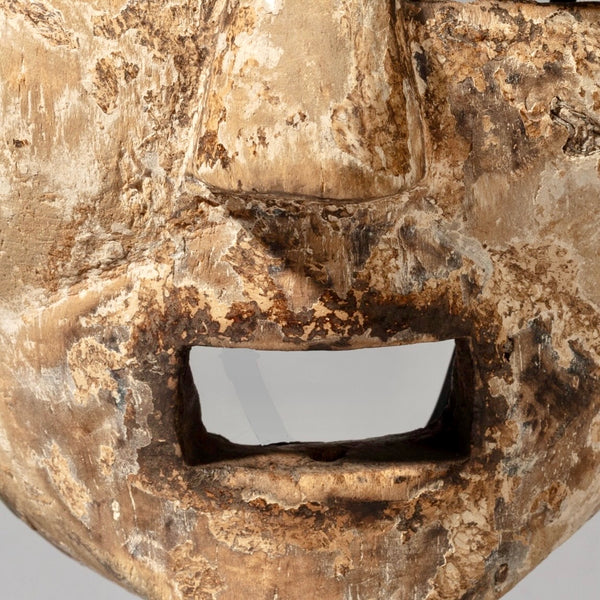 A DRAMATIC WHITE MASK FROM ITURI TRIBE TANZANIA E. AFRICA ( No 4127 )