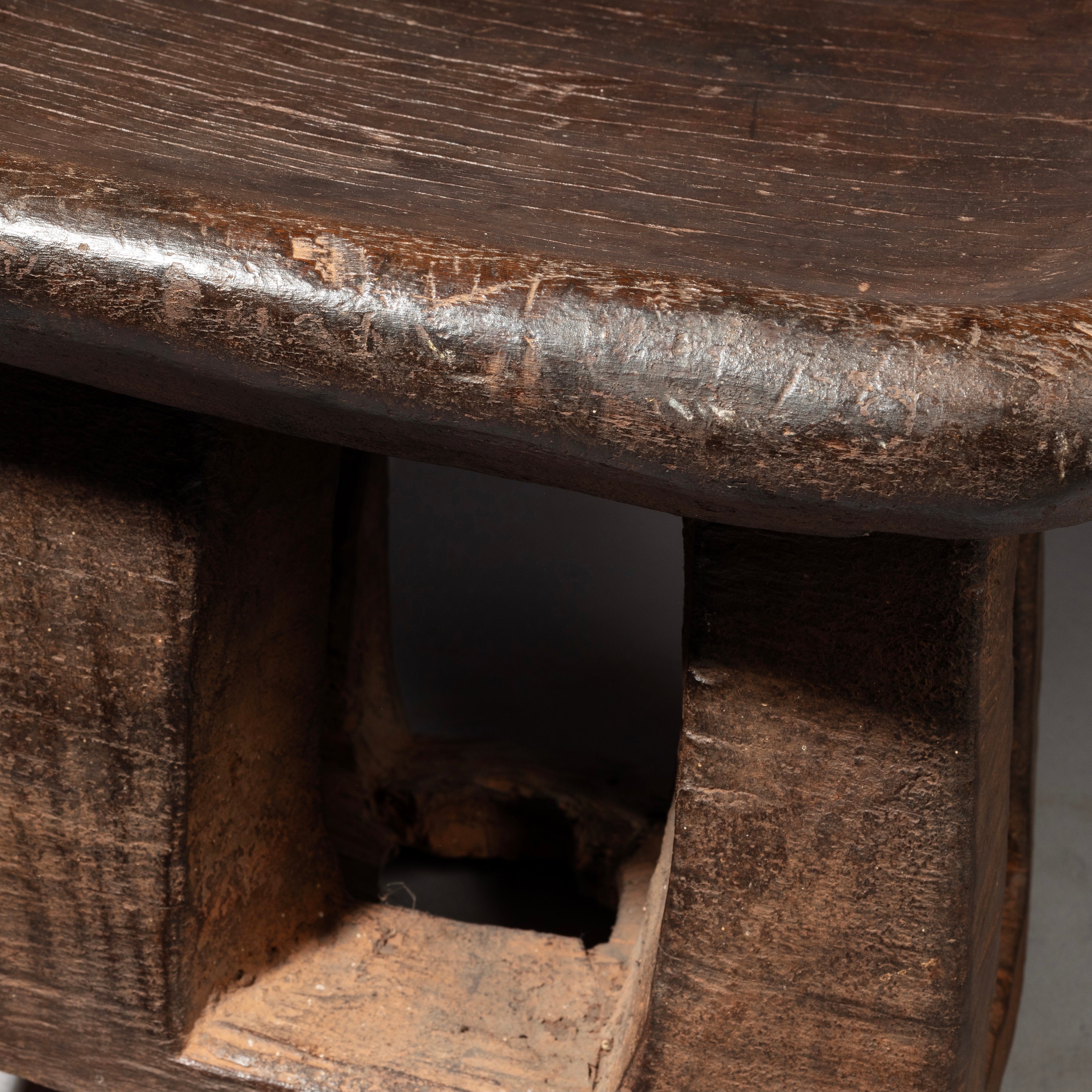 A SIMPLE WELL PATINATED STOOL, BAMILEKE TRIBE CAMEROON ( No 2356 )