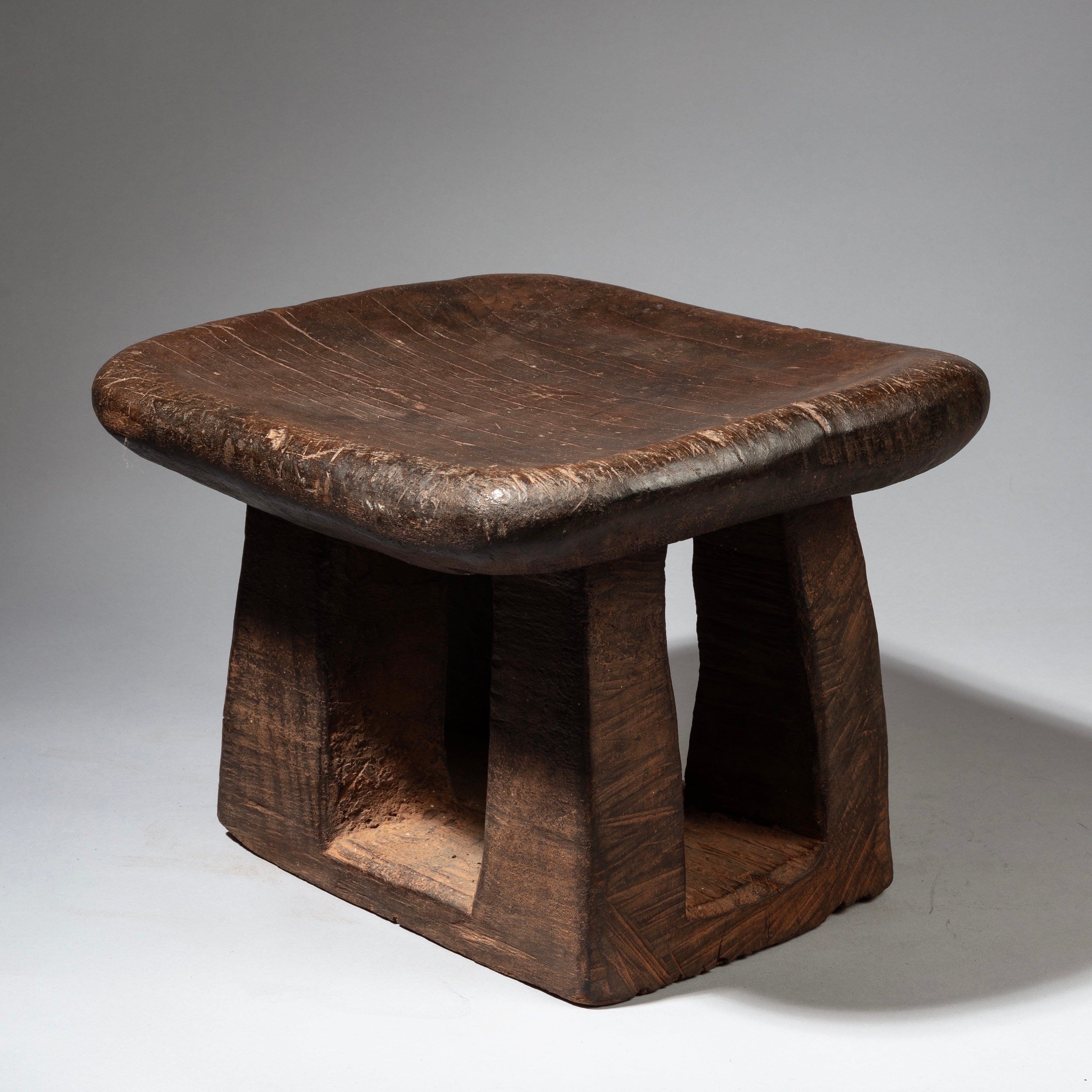 A SIMPLE WELL PATINATED STOOL, BAMILEKE TRIBE CAMEROON ( No 2356 )