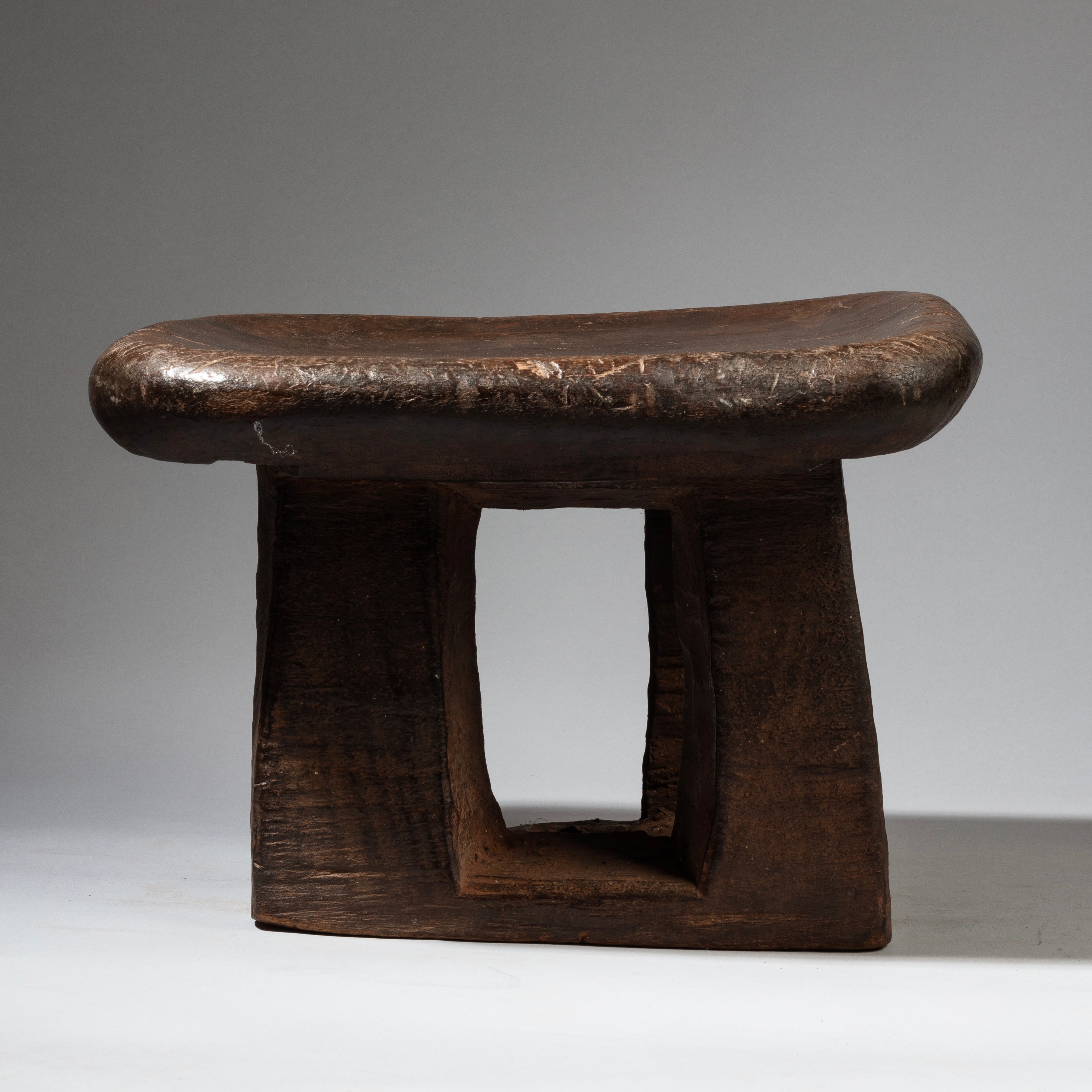 A SIMPLE WELL PATINATED STOOL, BAMILEKE TRIBE CAMEROON ( No 2356 )