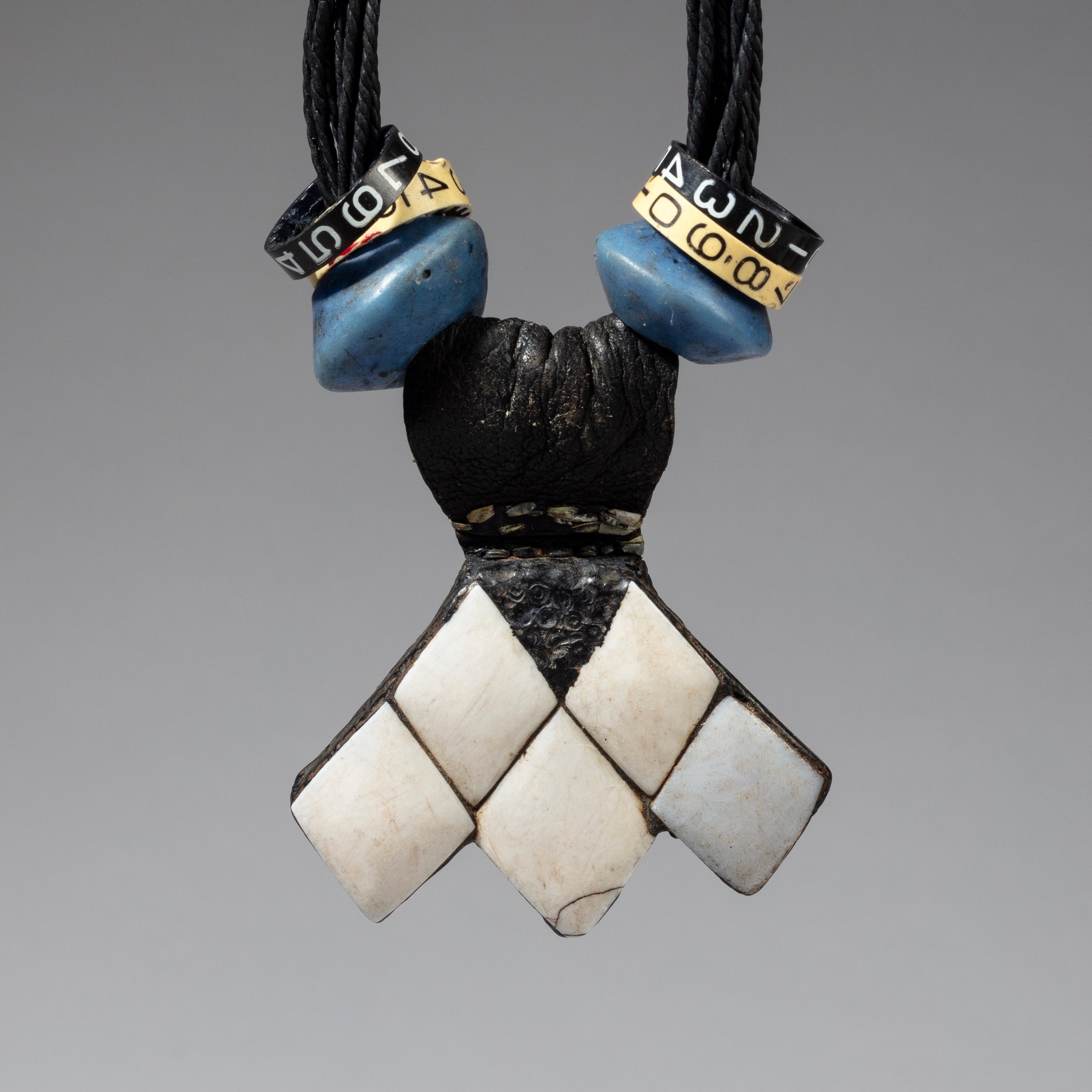 A LEATHER, SHELL+RESIN NECKLACE FROM TUAREG TRIBE OF NIGER W.AFRICA ( No 2327)