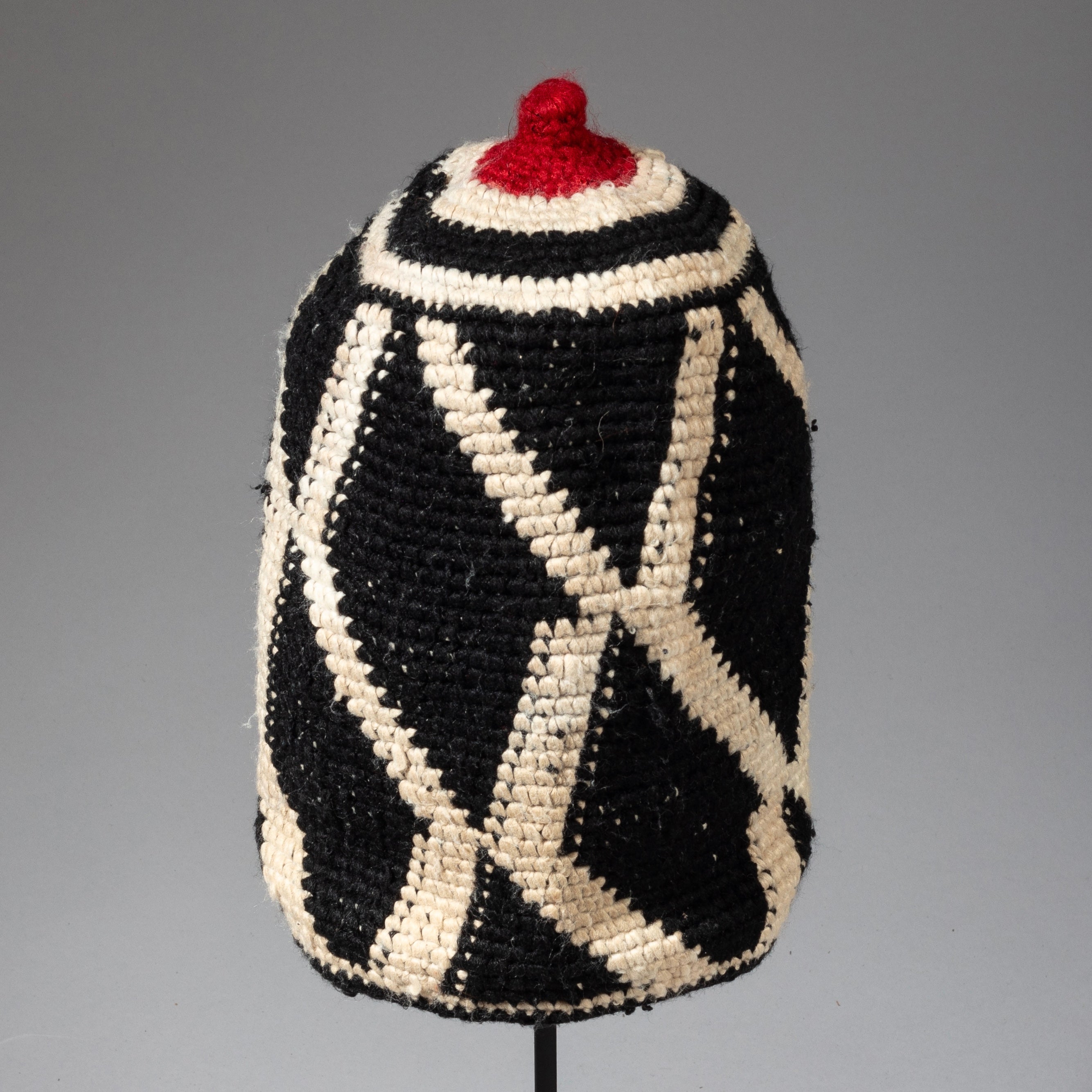 A GRAPHIC BLACK +WHITE WOVEN HAT, BAMILEKE TRIBE CAMEROON W.AFRICA ( No 2363)