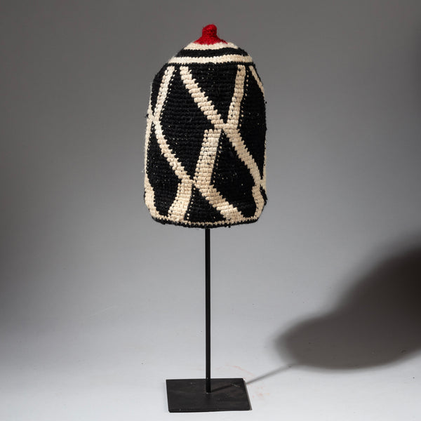 A GRAPHIC BLACK +WHITE WOVEN HAT, BAMILEKE TRIBE CAMEROON W.AFRICA ( No 2363)