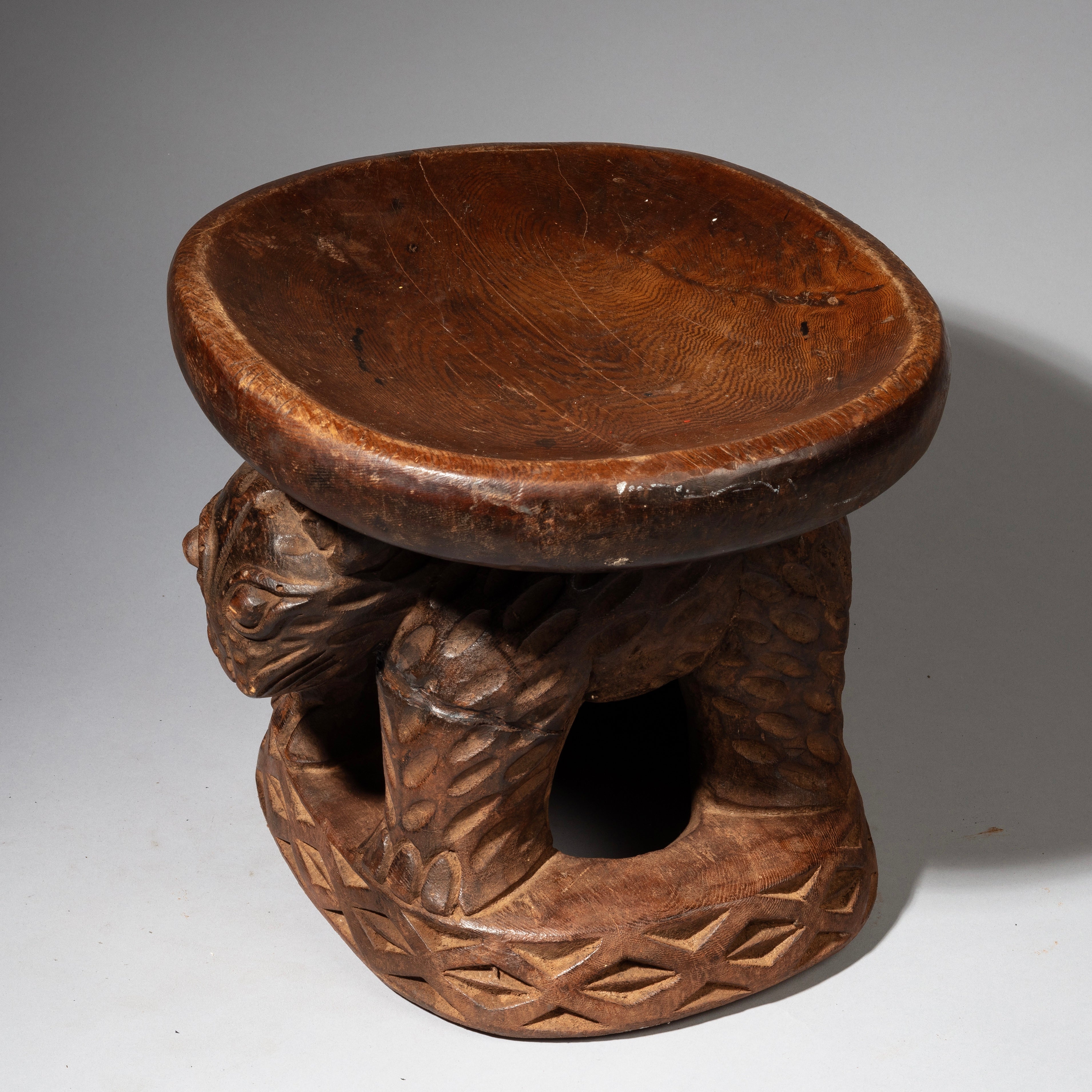 A FINE + DETAILED LEOPARD STOOL, BAMILEKE TRIBE OF CAMEROON W.AFRICA( No 2384)