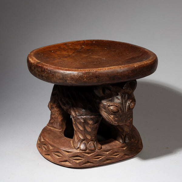 A FINE + DETAILED LEOPARD STOOL, BAMILEKE TRIBE OF CAMEROON W.AFRICA( No 2384)
