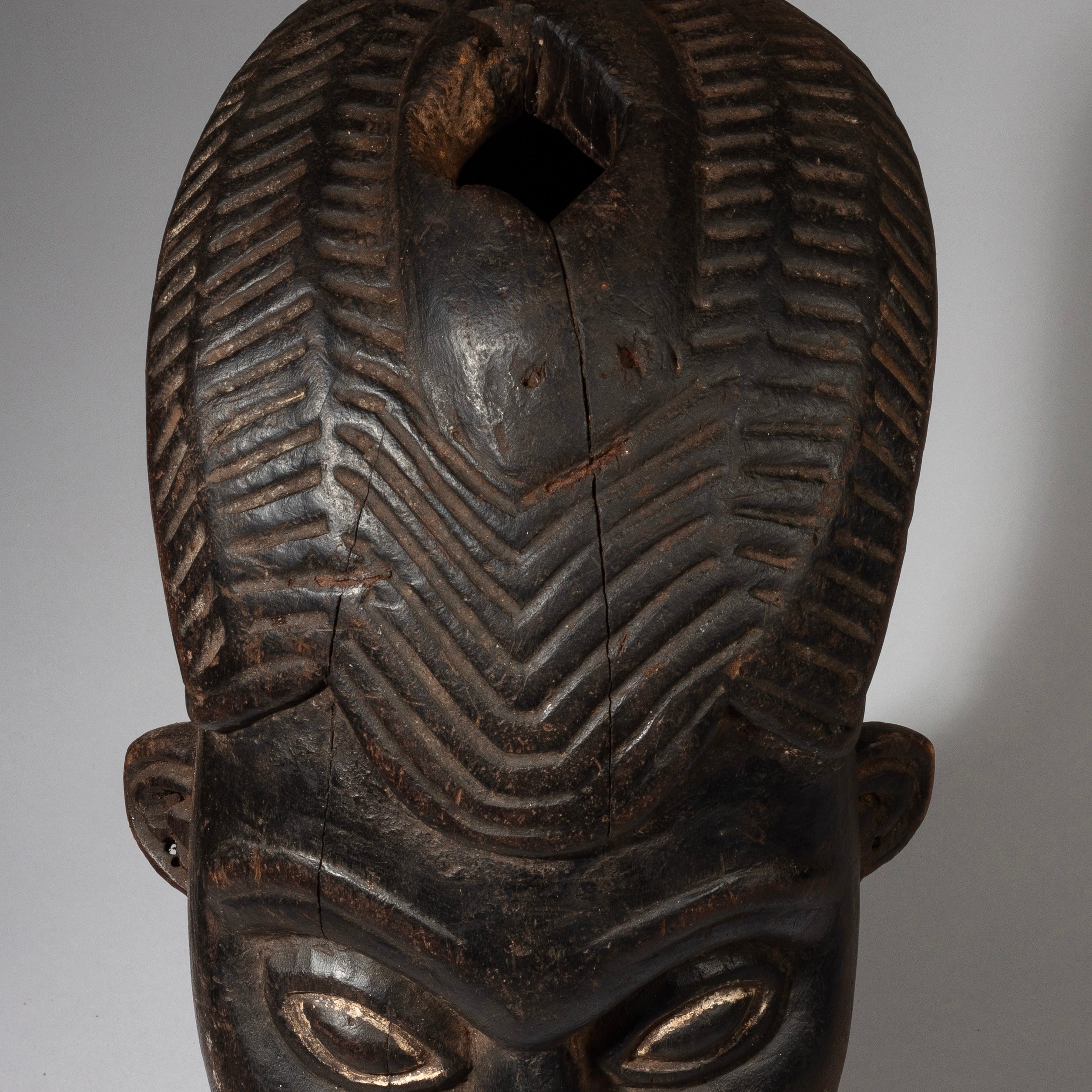 A HANDSOME CEREMONIAL MASK, BAMILEKE TRIBE CAMEROON( No 2381)