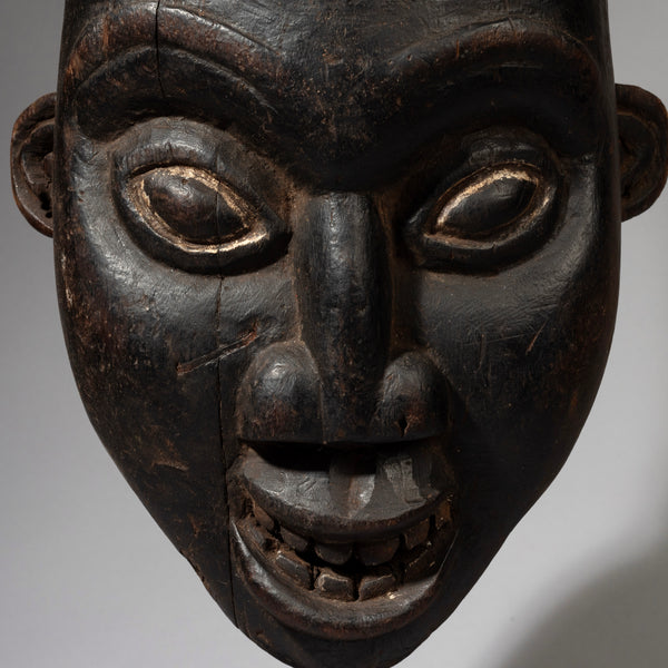 A HANDSOME CEREMONIAL MASK, BAMILEKE TRIBE CAMEROON( No 2381)