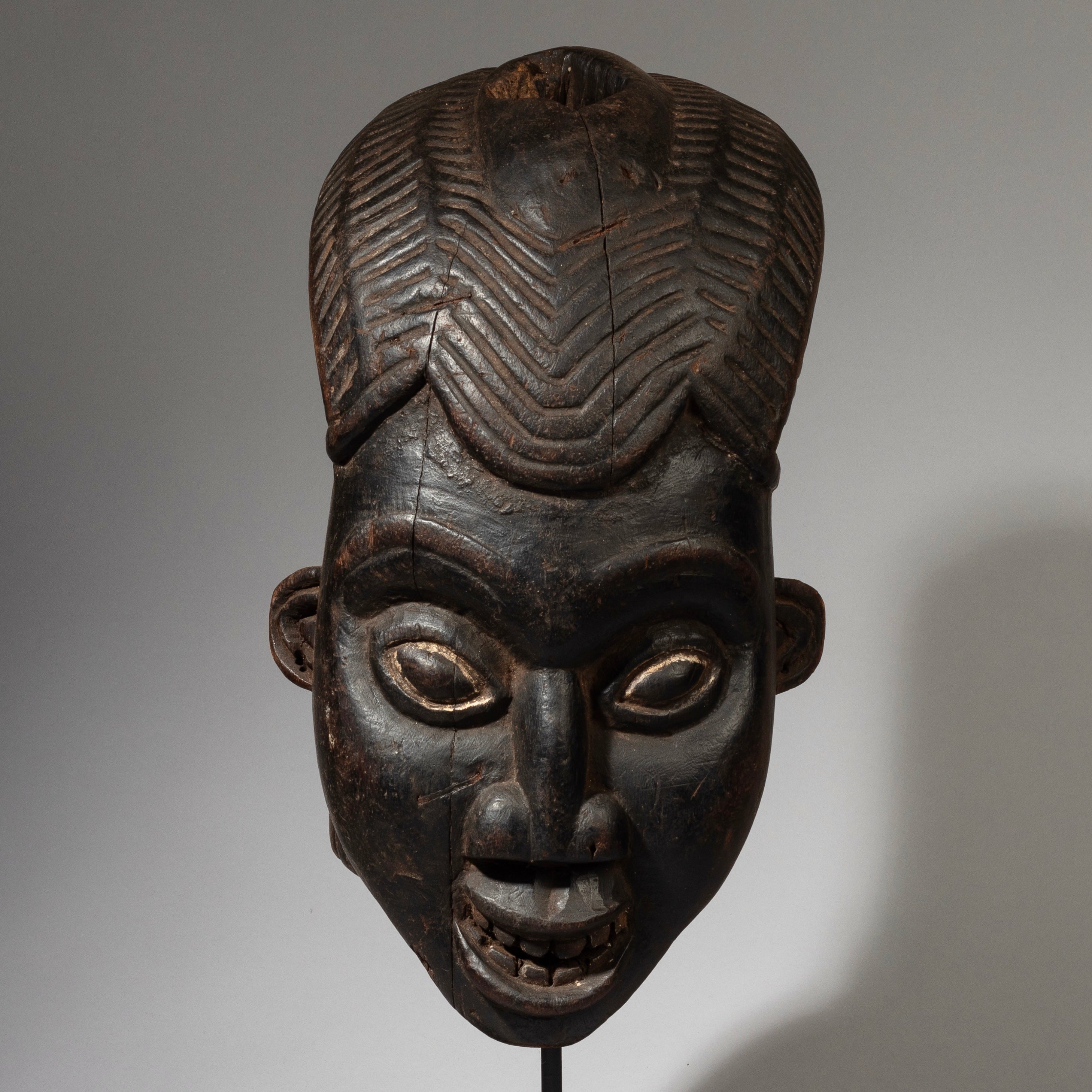 A HANDSOME CEREMONIAL MASK, BAMILEKE TRIBE CAMEROON( No 2381)