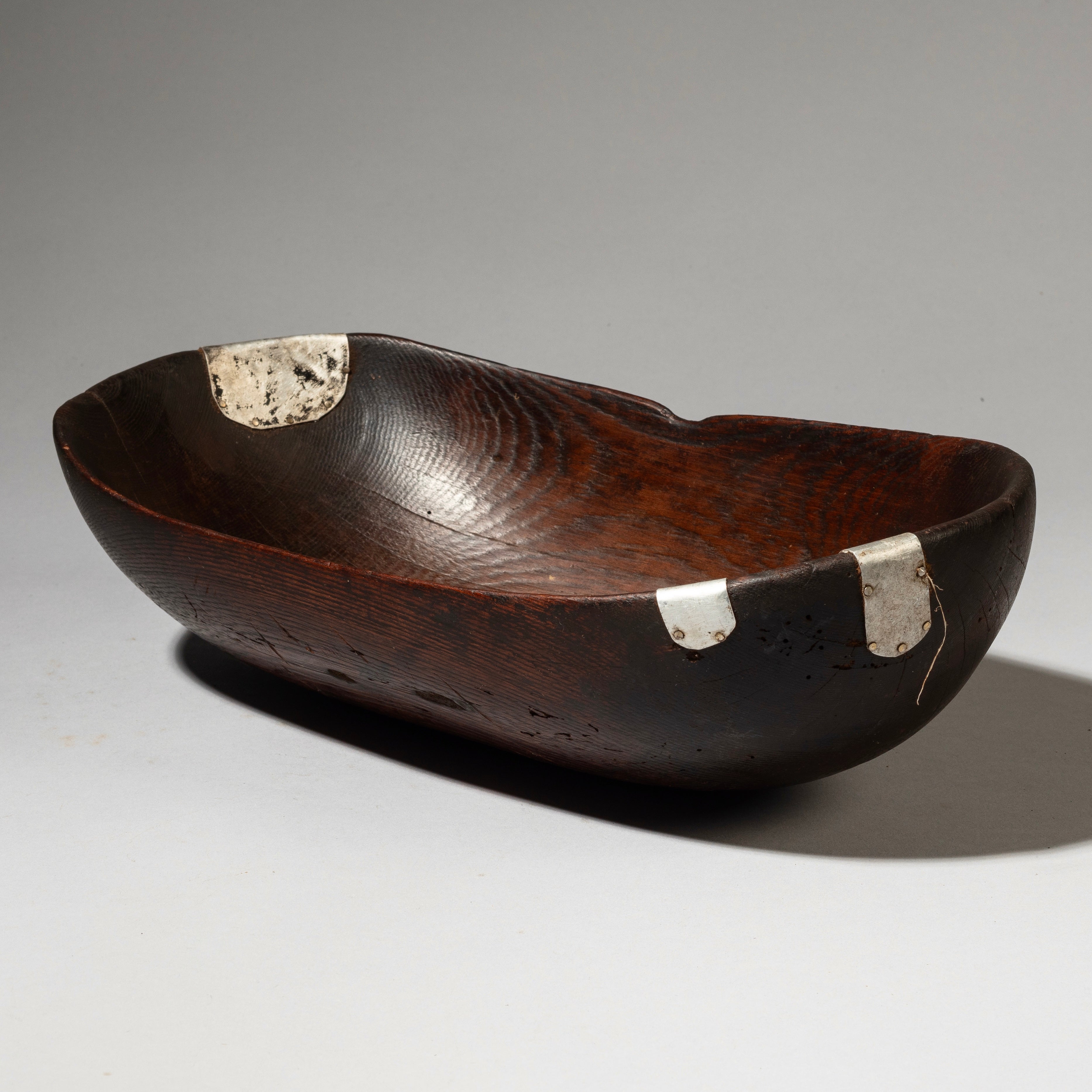 GRAPHIC MEDIUM SIZED WOODEN BOWL, TUTSI TRIBE RWANDA ( No 4182 )