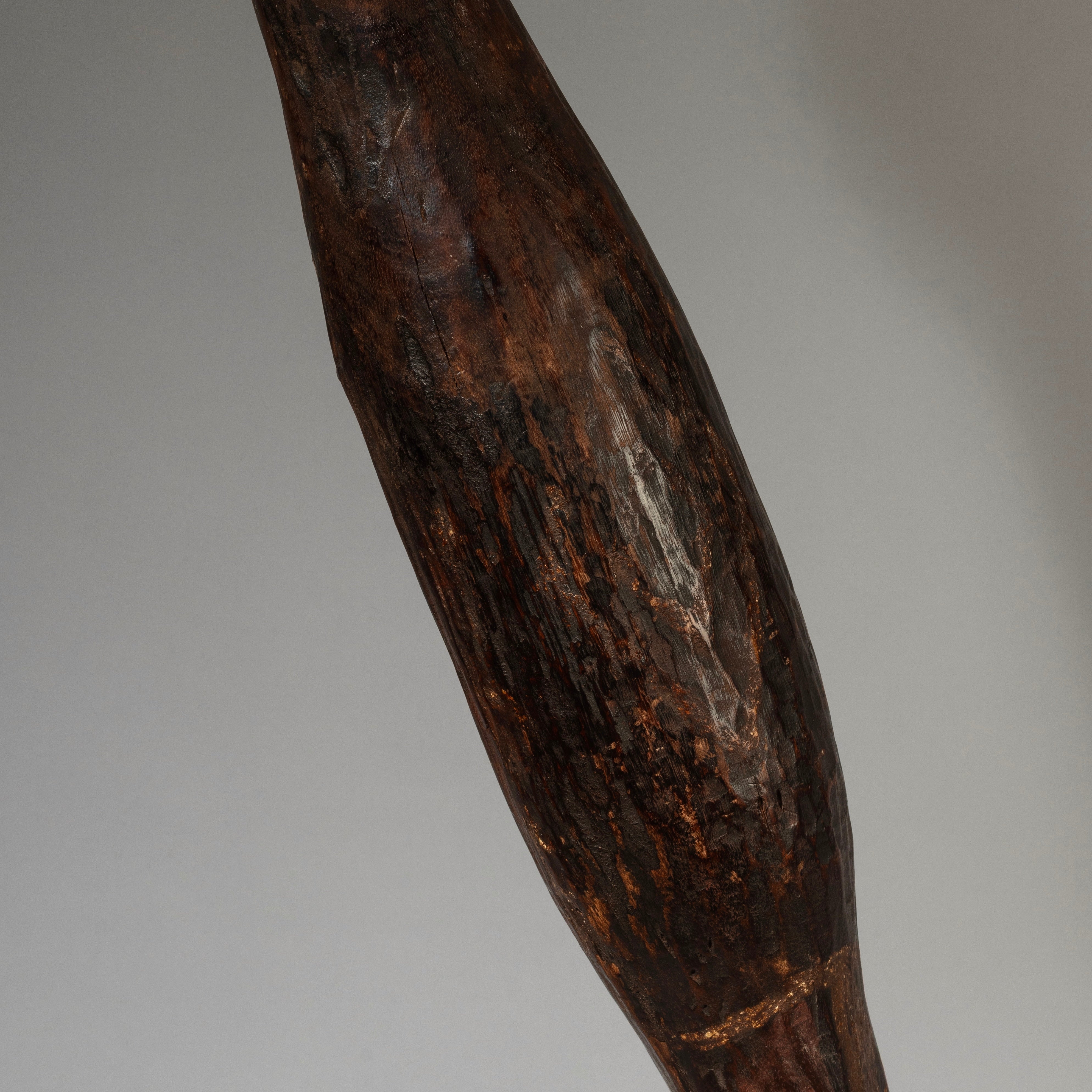 A SIMPLE LONG WOODEN SHIELD WITH PIGMENT DECORATION, DINKA TRIBE OF EAST AFRICA ( No 4234 )