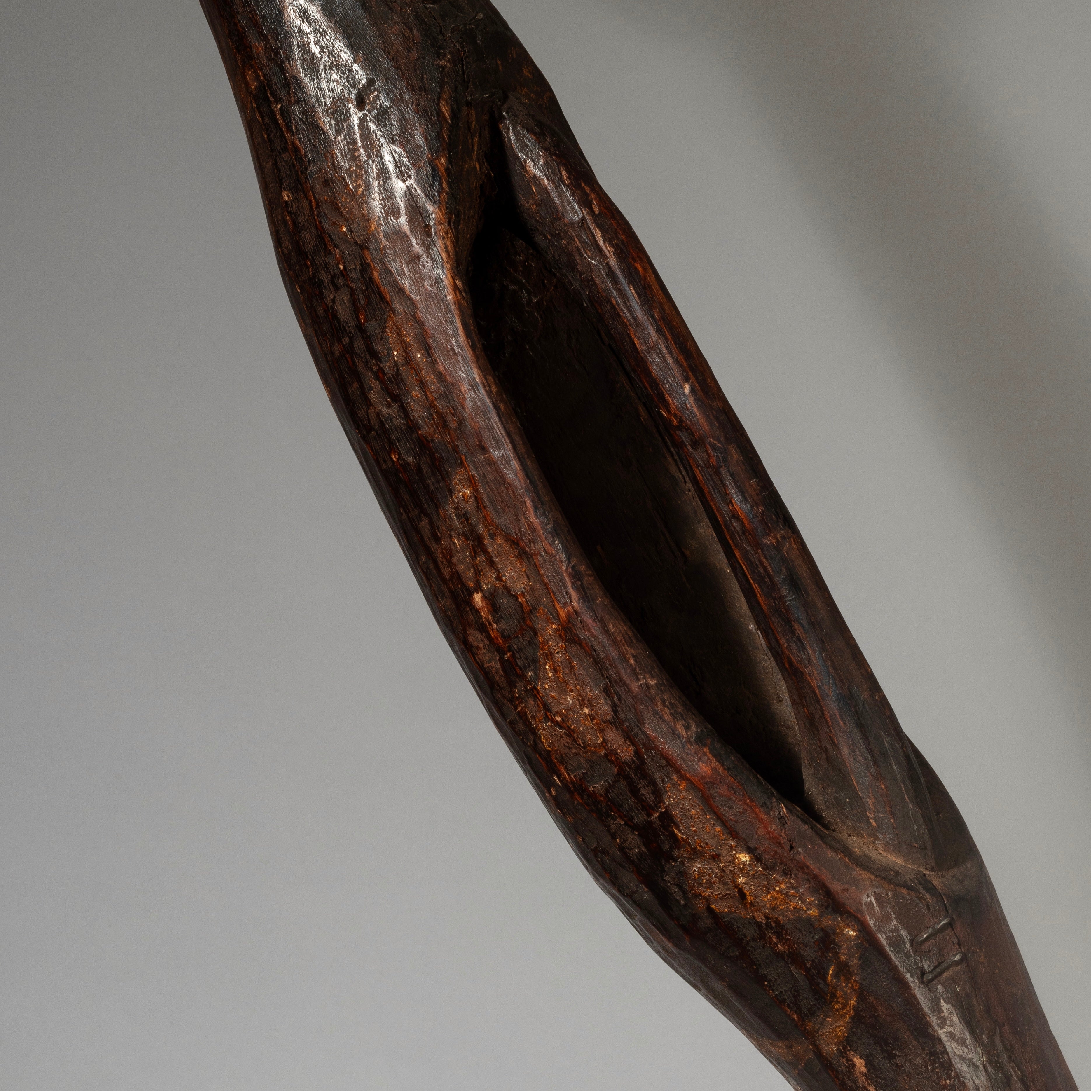 A SIMPLE LONG WOODEN SHIELD WITH PIGMENT DECORATION, DINKA TRIBE OF EAST AFRICA ( No 4234 )
