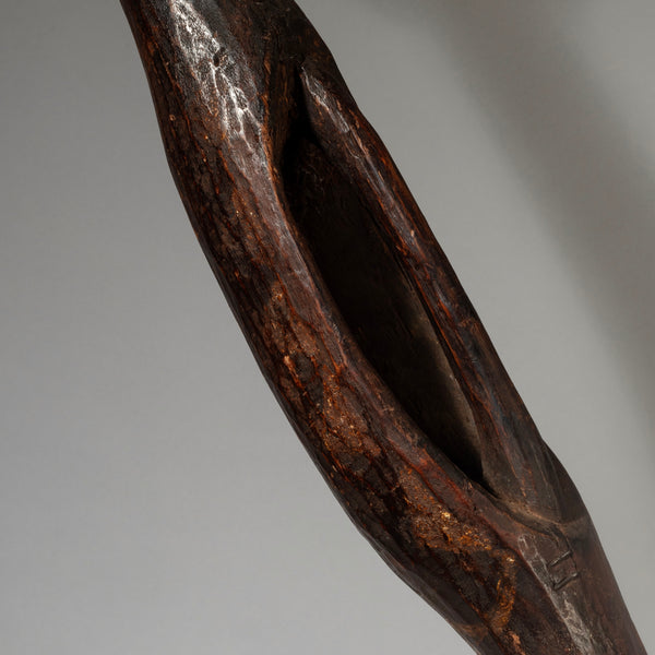 A SIMPLE LONG WOODEN SHIELD WITH PIGMENT DECORATION, DINKA TRIBE OF EAST AFRICA ( No 4234 )
