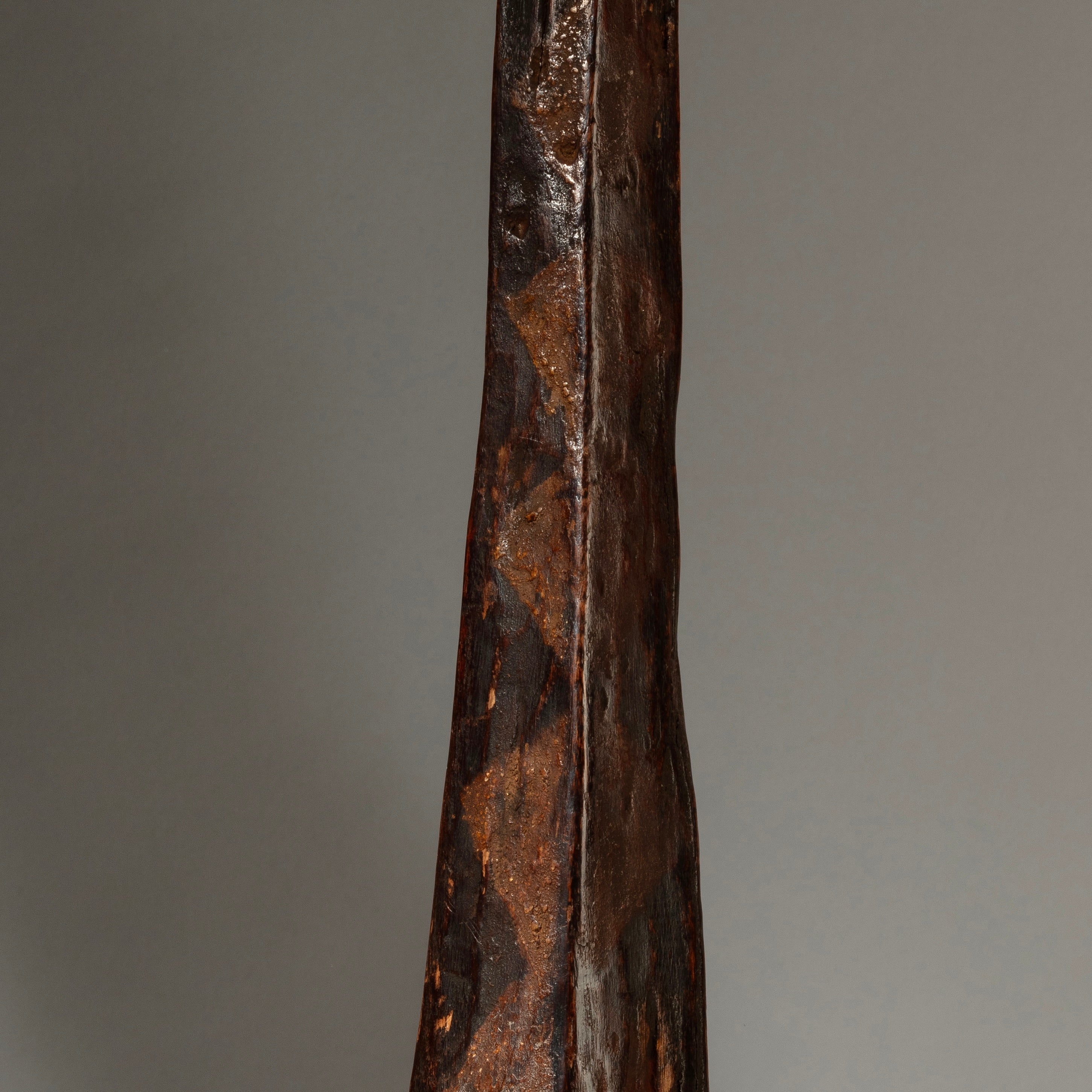 A SIMPLE LONG WOODEN SHIELD WITH PIGMENT DECORATION, DINKA TRIBE OF EAST AFRICA ( No 4234 )