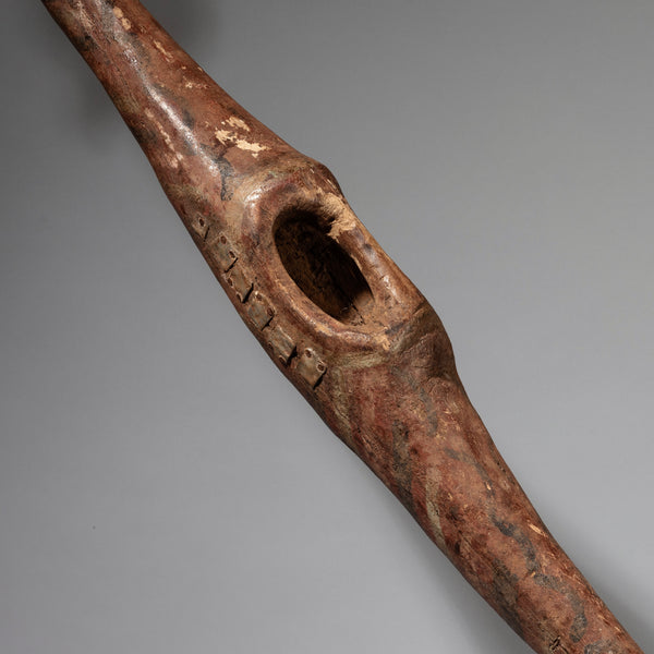 A SIMPLE WOODEN SHIELD WITH PIGMENT DECORATION, DINKA TRIBE OF EAST AFRICA ( No 4235 )